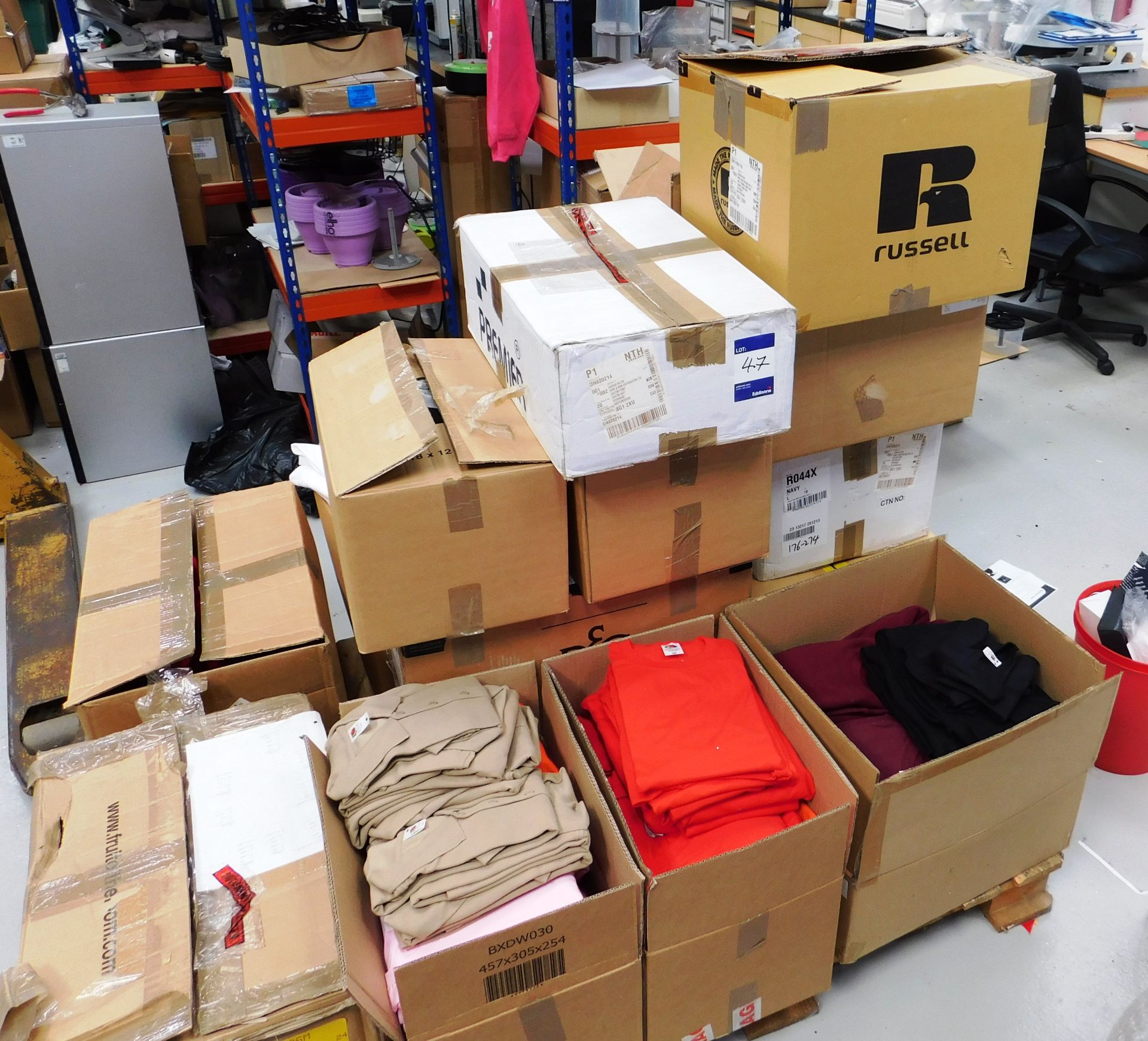 Large quantity of plain assorted polo shirts / t-shirts to pallet, various sizes, colours and - Image 2 of 3