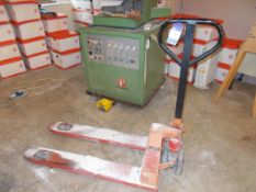 Hand hydraulic pallet truck