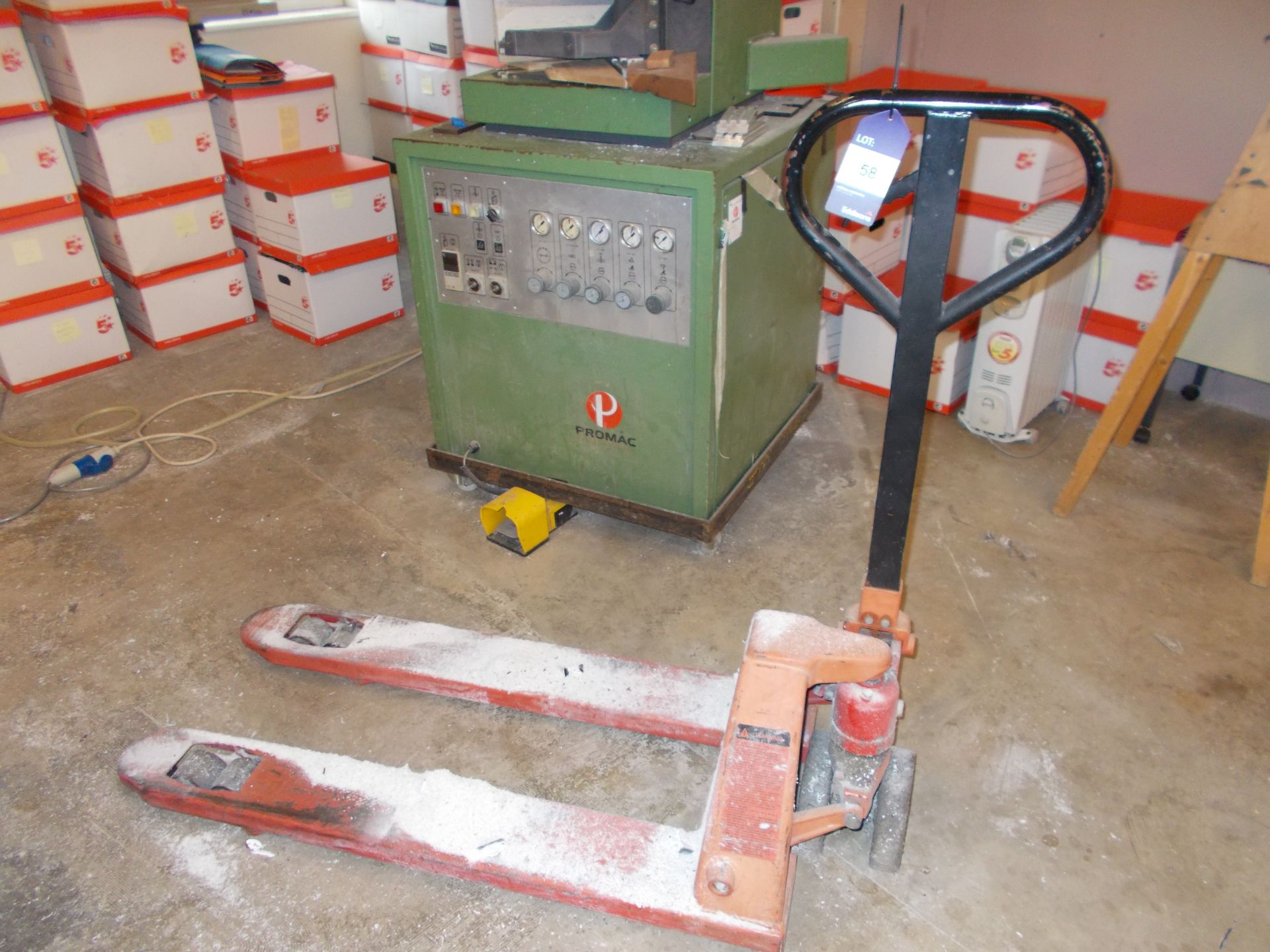 Hand hydraulic pallet truck