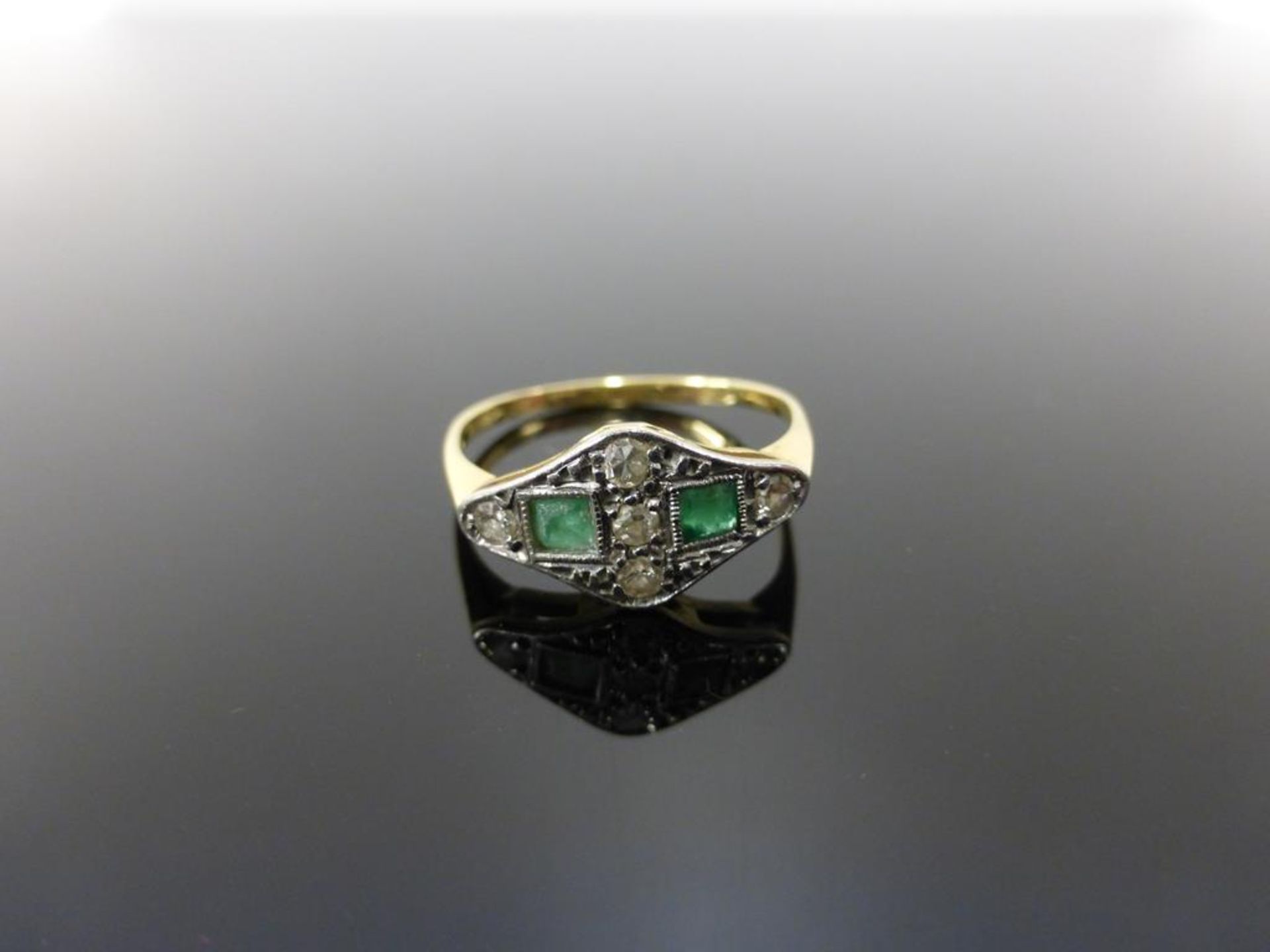 An Art Deco 18CT Gold, Emerald and Diamond Ring - Image 2 of 4