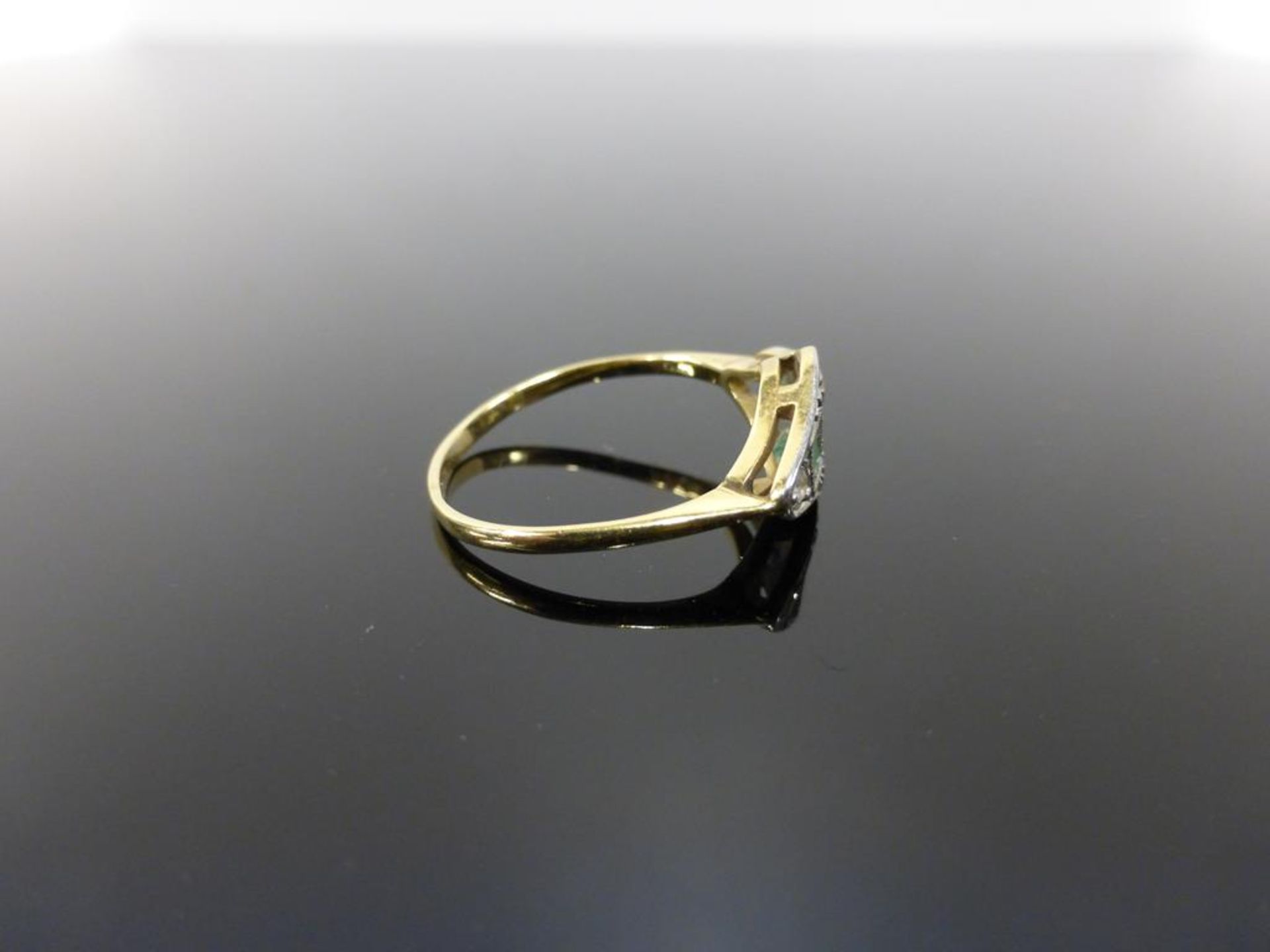 An Art Deco 18CT Gold, Emerald and Diamond Ring - Image 3 of 4