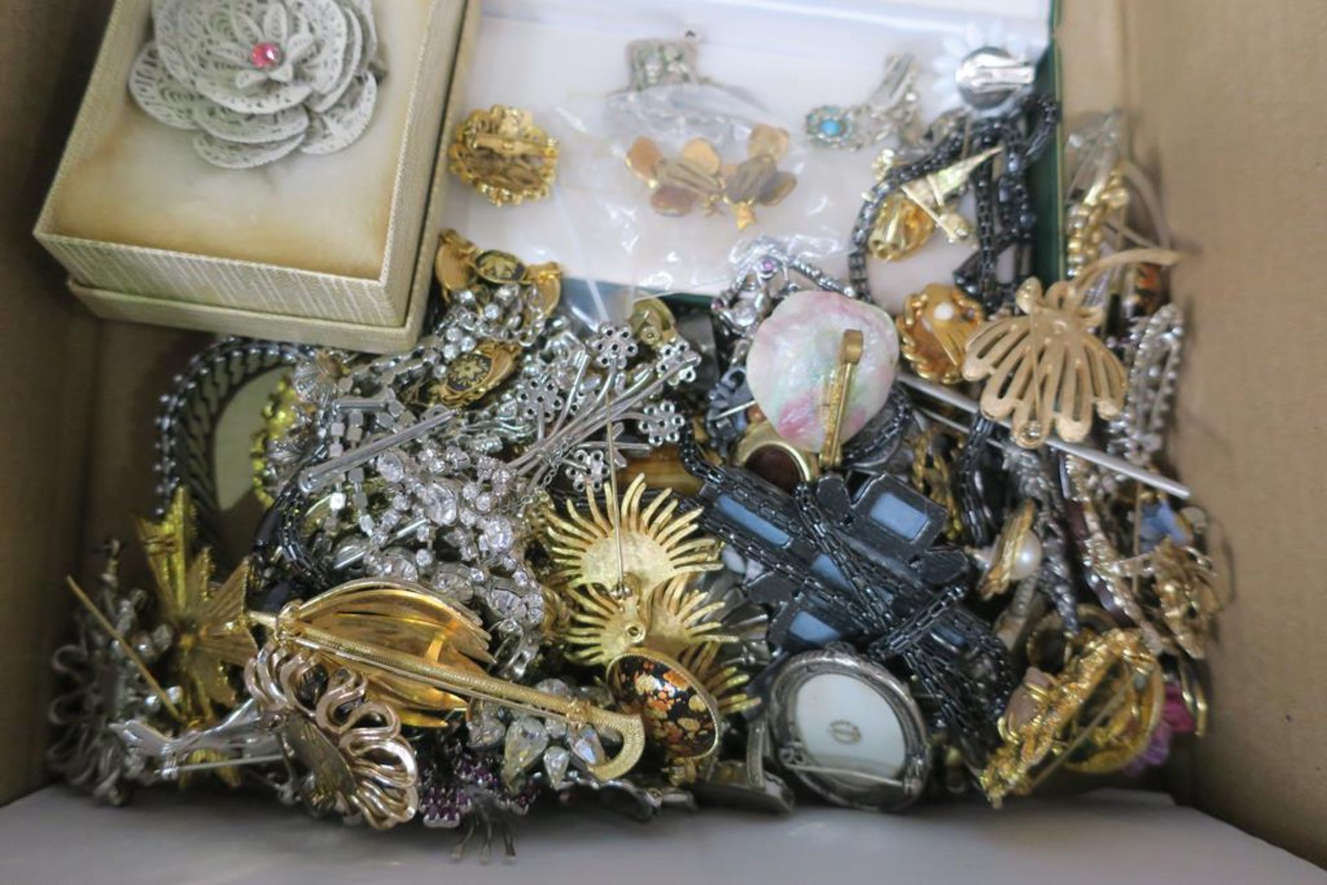 Vintage Paste and Costume Jewellery, Art Deco Paste Brooches and Clips - Image 3 of 3