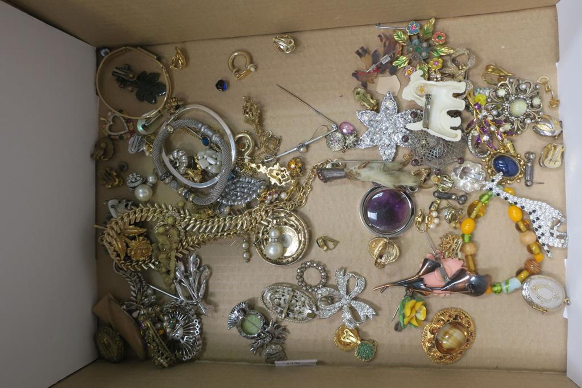 A large quantity of Vintage Costume Jewellery and Brooches