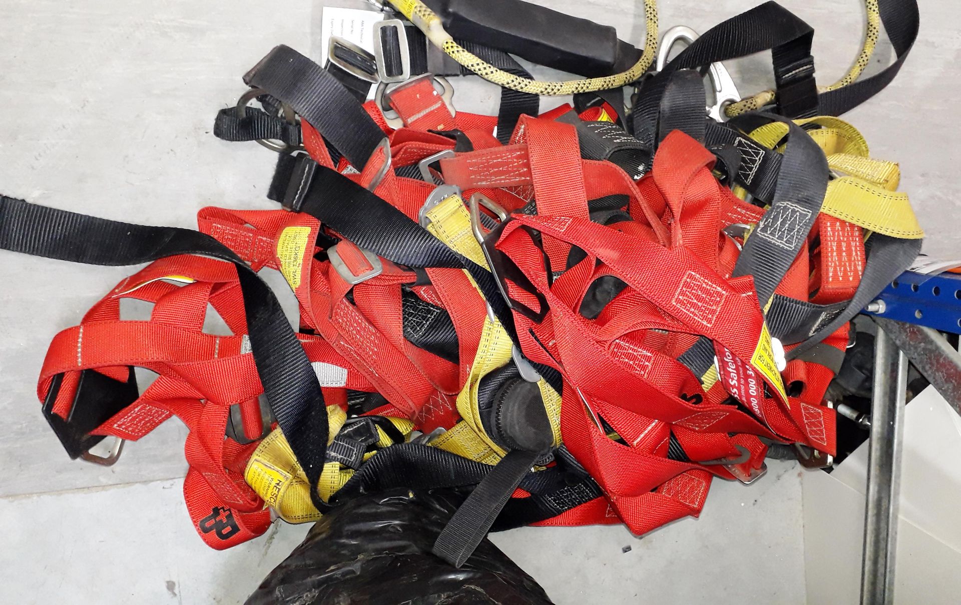 Quantity of safety harnesses - Image 2 of 3