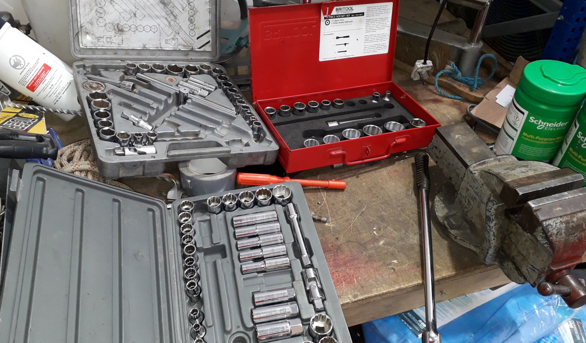 Workbench with Record No. 4 Vice and quantity of tool boxes & contents, loose hand tools - Image 5 of 8