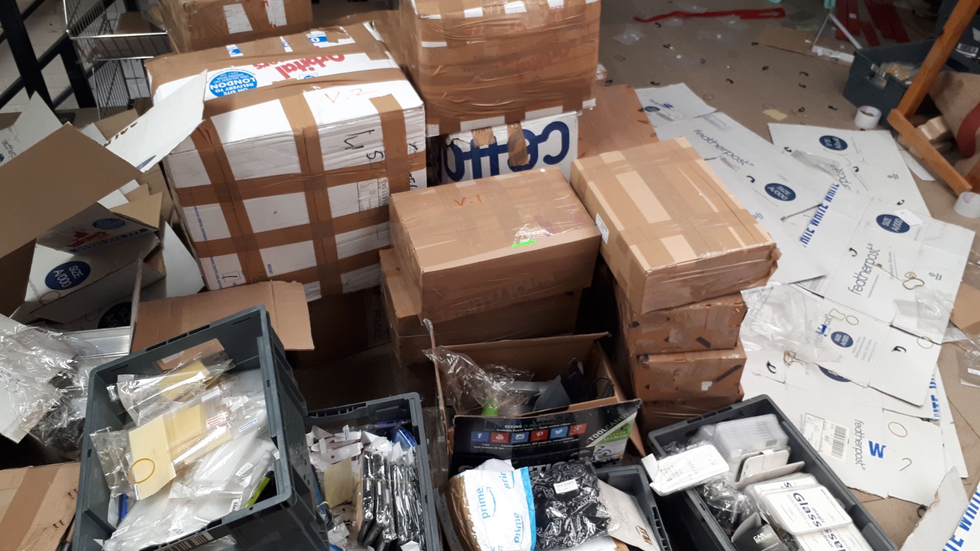 Large Quantity of mobile phone and tablet accessories, advised approximately 30,000 in total, - Image 18 of 18