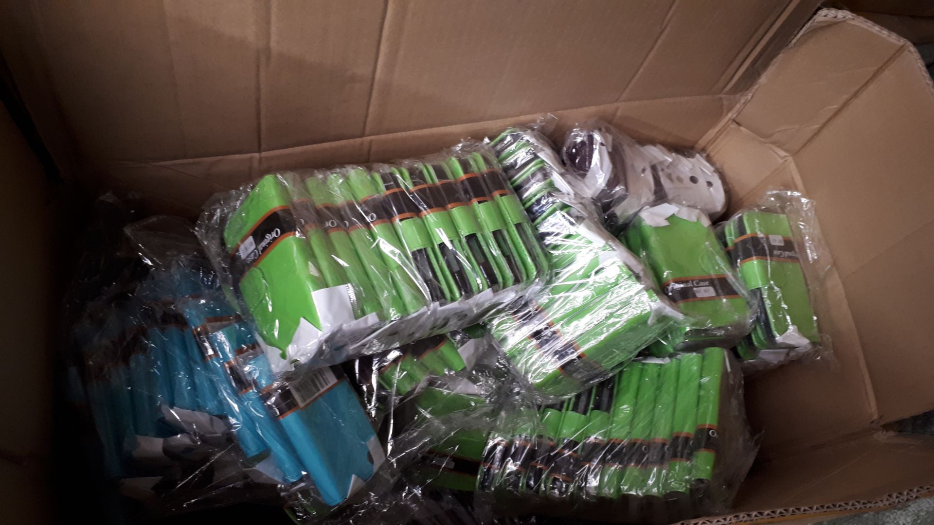 Large Quantity of mobile phone and tablet accessories, advised approximately 30,000 in total, - Image 4 of 18