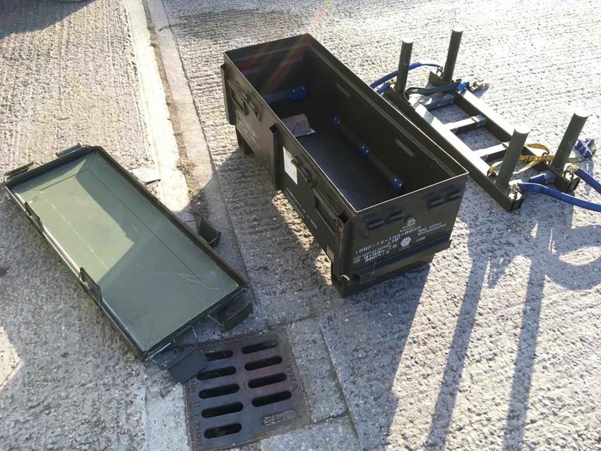 LARGE EX NATO AMMUNITION CASE WITH LIFT OUT INTERNAL FRAME - Image 2 of 3