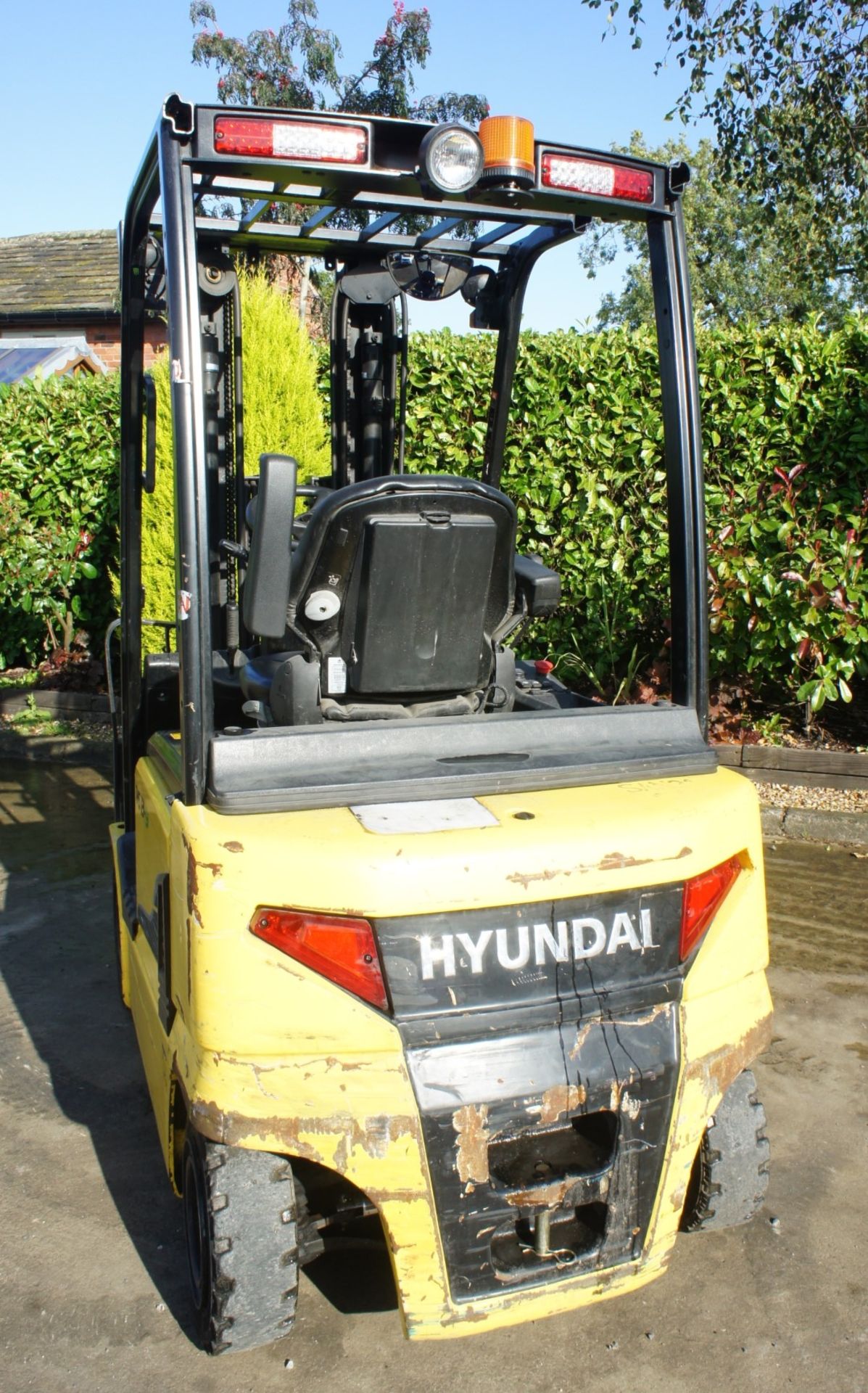 2016 Hyundai 16B-9 Electric Forklift, 1370kg rated capacity, container spec triple mast, 4750mm lift - Image 8 of 18