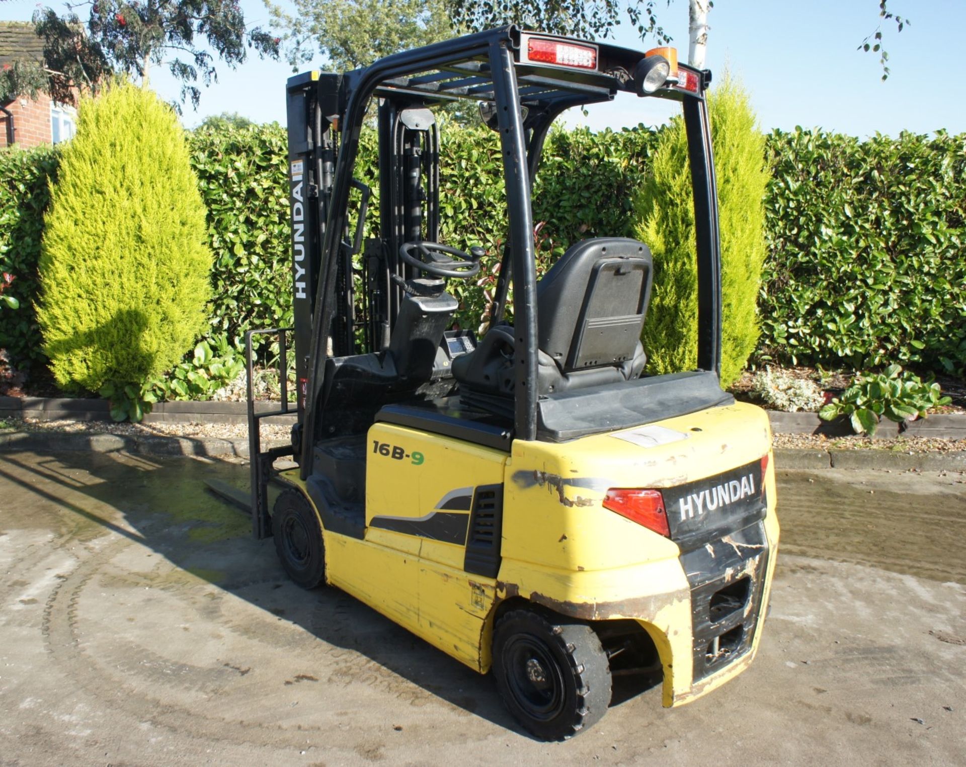 2016 Hyundai 16B-9 Electric Forklift, 1370kg rated capacity, container spec triple mast, 4750mm lift - Image 5 of 17