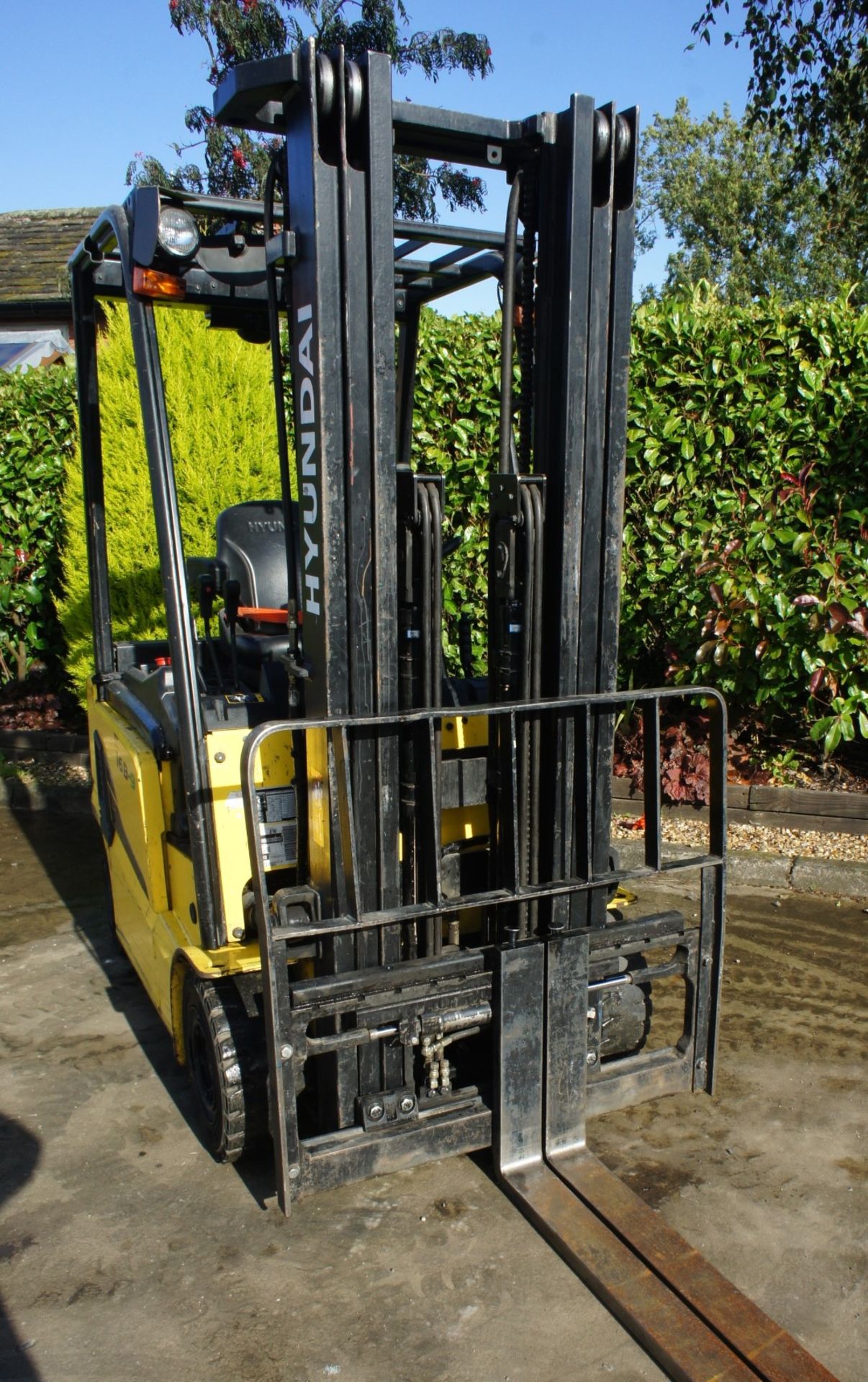 2016 Hyundai 16B-9 Electric Forklift, 1370kg rated capacity, container spec triple mast, 4750mm lift - Image 4 of 18