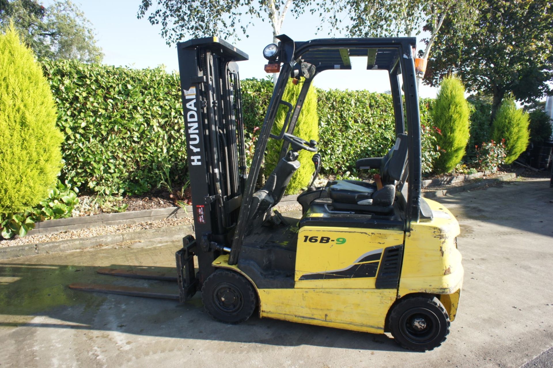 2016 Hyundai 16B-9 Electric Forklift, 1370kg rated capacity, container spec triple mast, 4750mm lift - Image 8 of 18