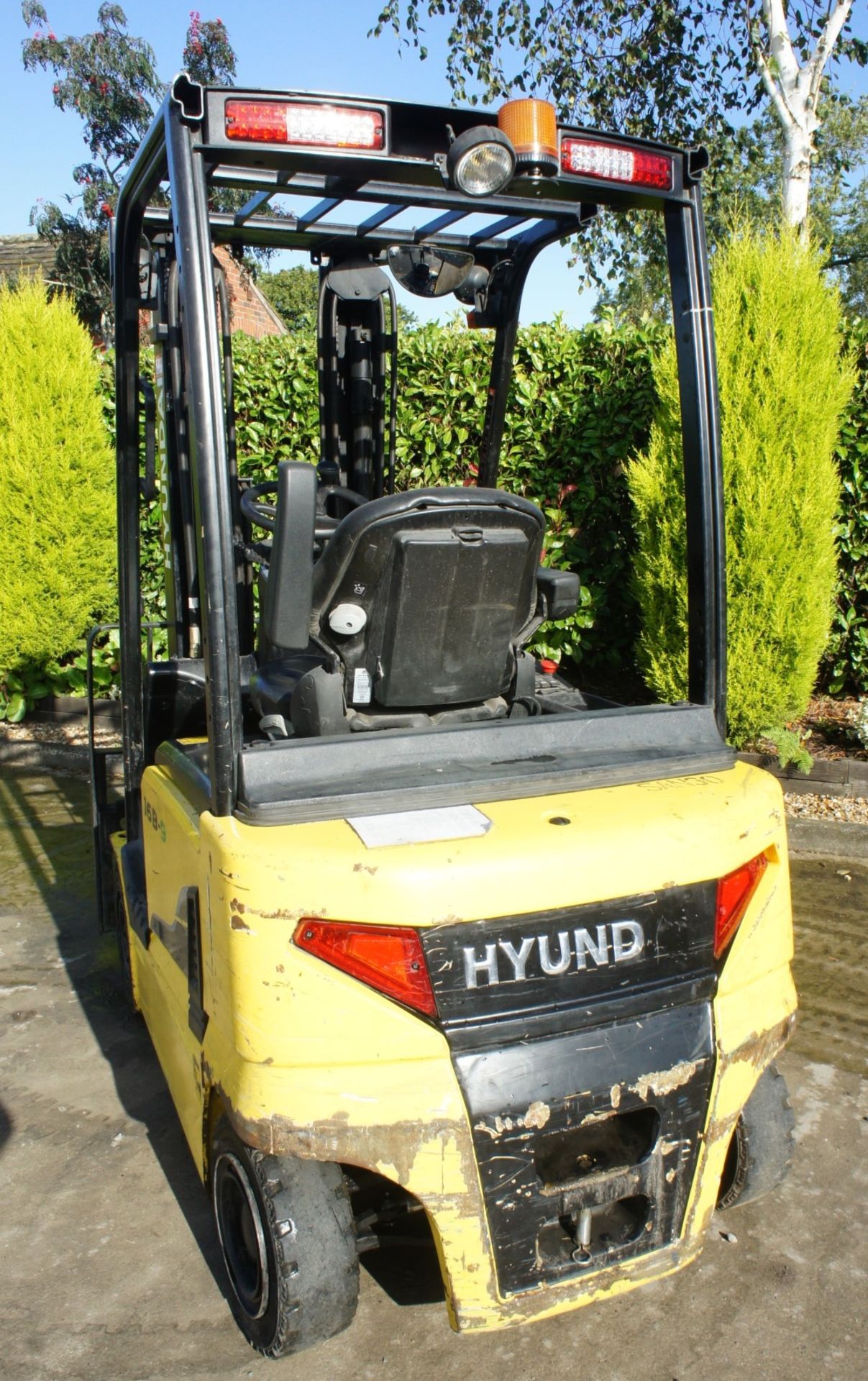 2016 Hyundai 16B-9 Electric Forklift, 1370kg rated capacity, container spec triple mast, 4750mm lift - Image 8 of 18