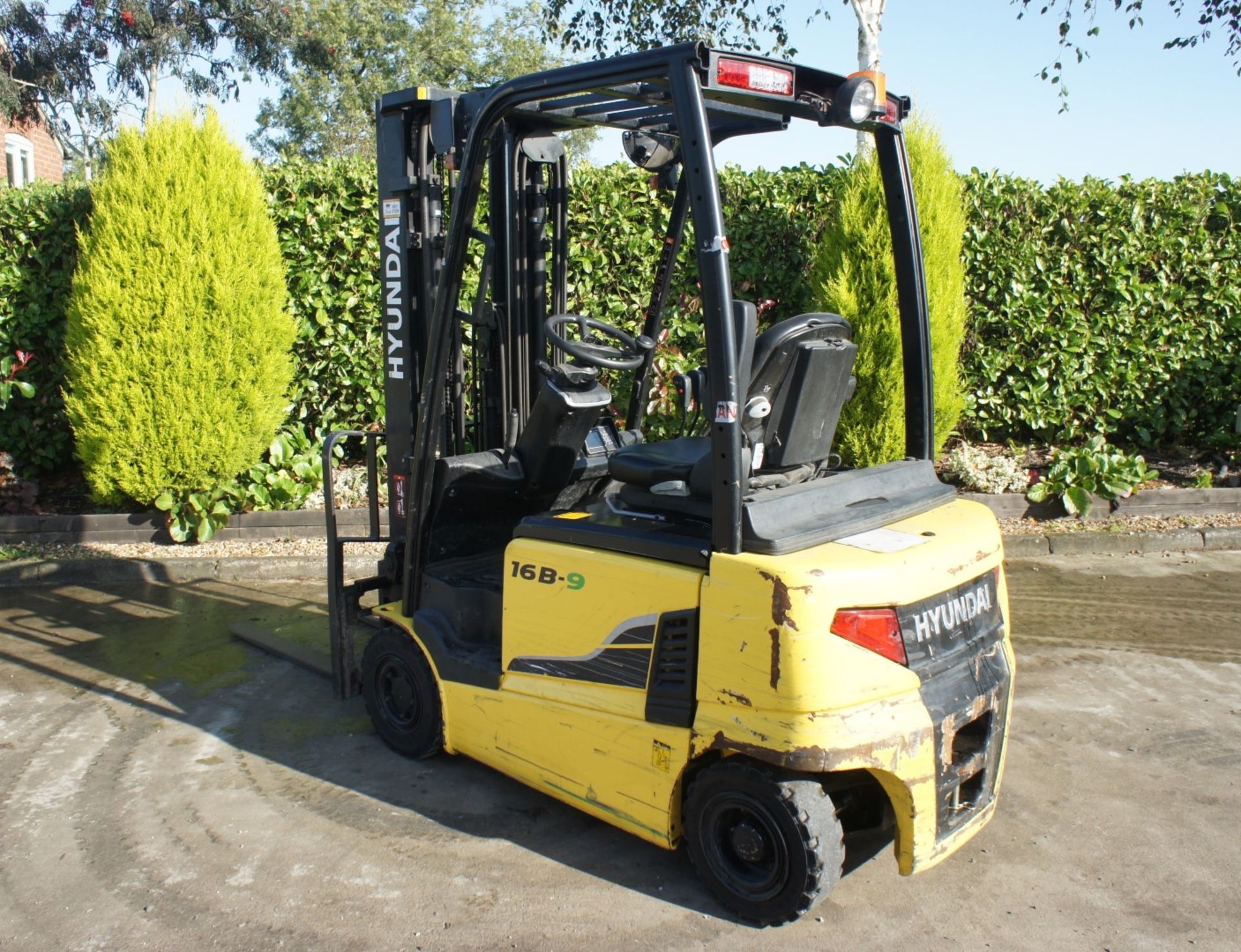 2016 Hyundai 16B-9 Electric Forklift, 1370kg rated capacity, container spec triple mast, 4750mm lift - Image 6 of 18