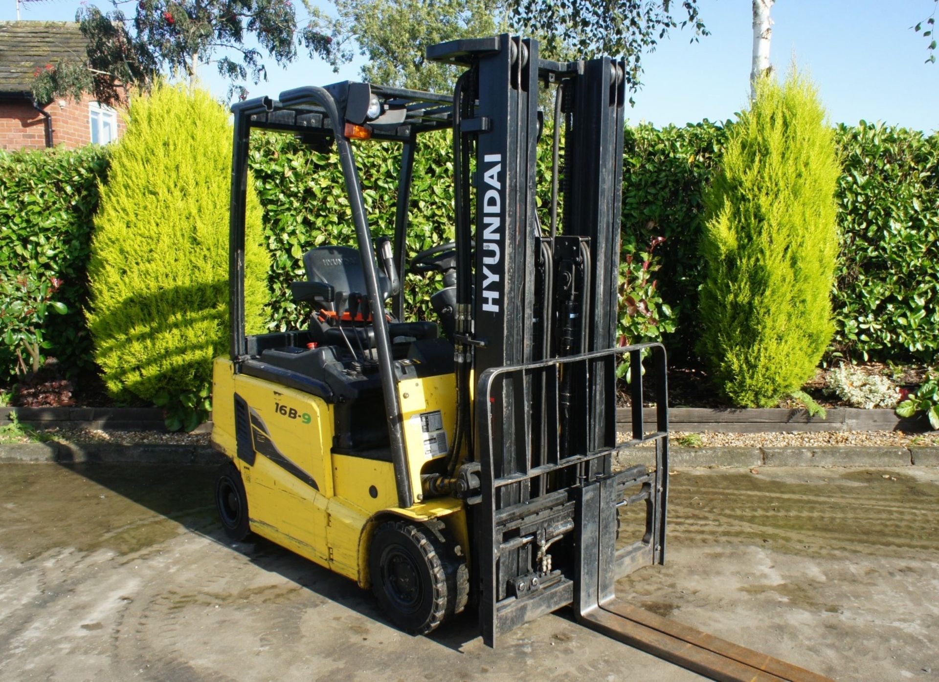 2016 Hyundai 16B-9 Electric Forklift, 1370kg rated capacity, container spec triple mast, 4750mm lift