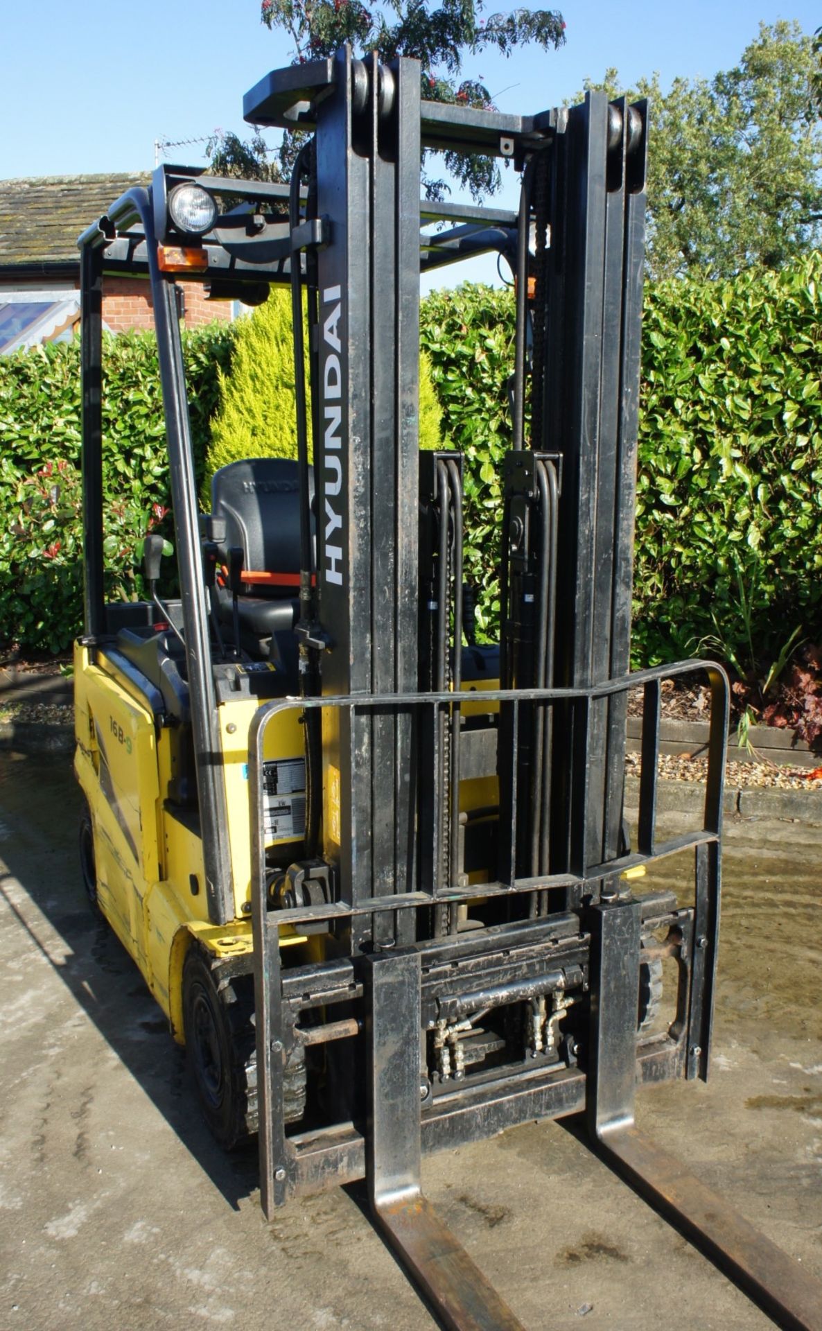 2016 Hyundai 16B-9 Electric Forklift, 1370kg rated capacity, container spec triple mast, 4750mm lift - Image 4 of 18