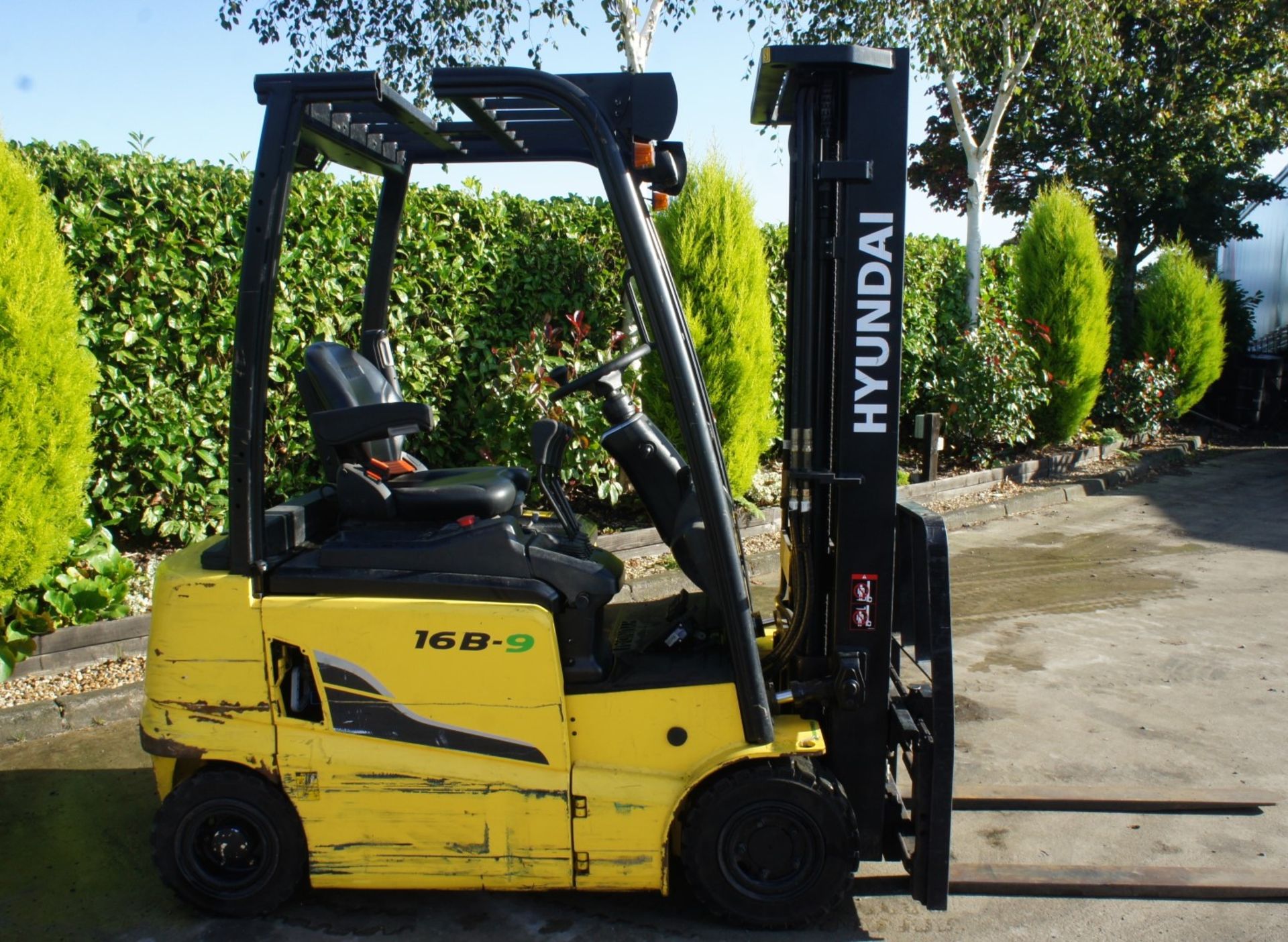 2016 Hyundai 16B-9 Electric Forklift, 1370kg rated capacity, container spec triple mast, 4750mm lift - Image 3 of 18