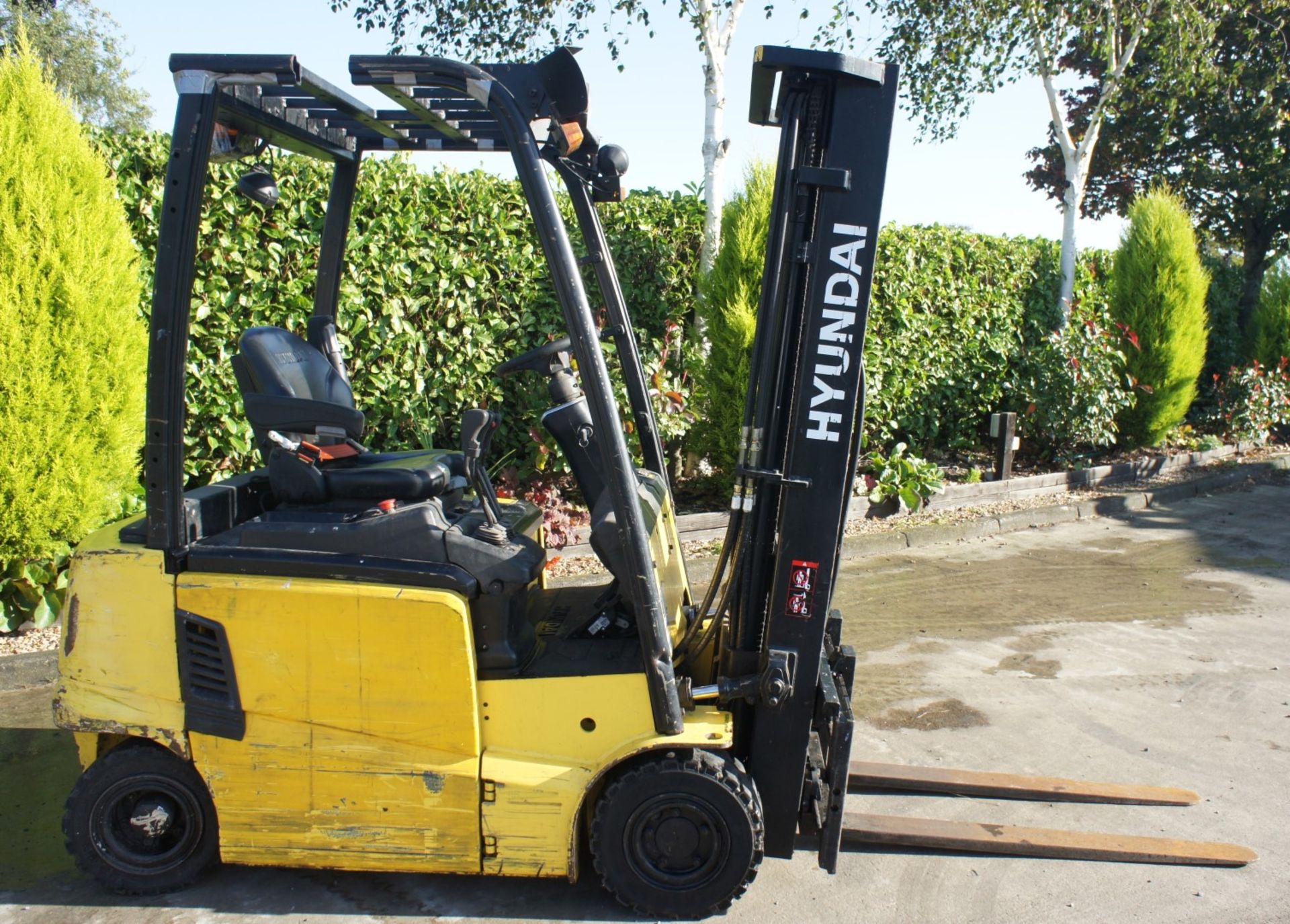 2016 Hyundai 16B-9 Electric Forklift, 1370kg rated capacity, container spec triple mast, 4750mm lift - Image 3 of 18