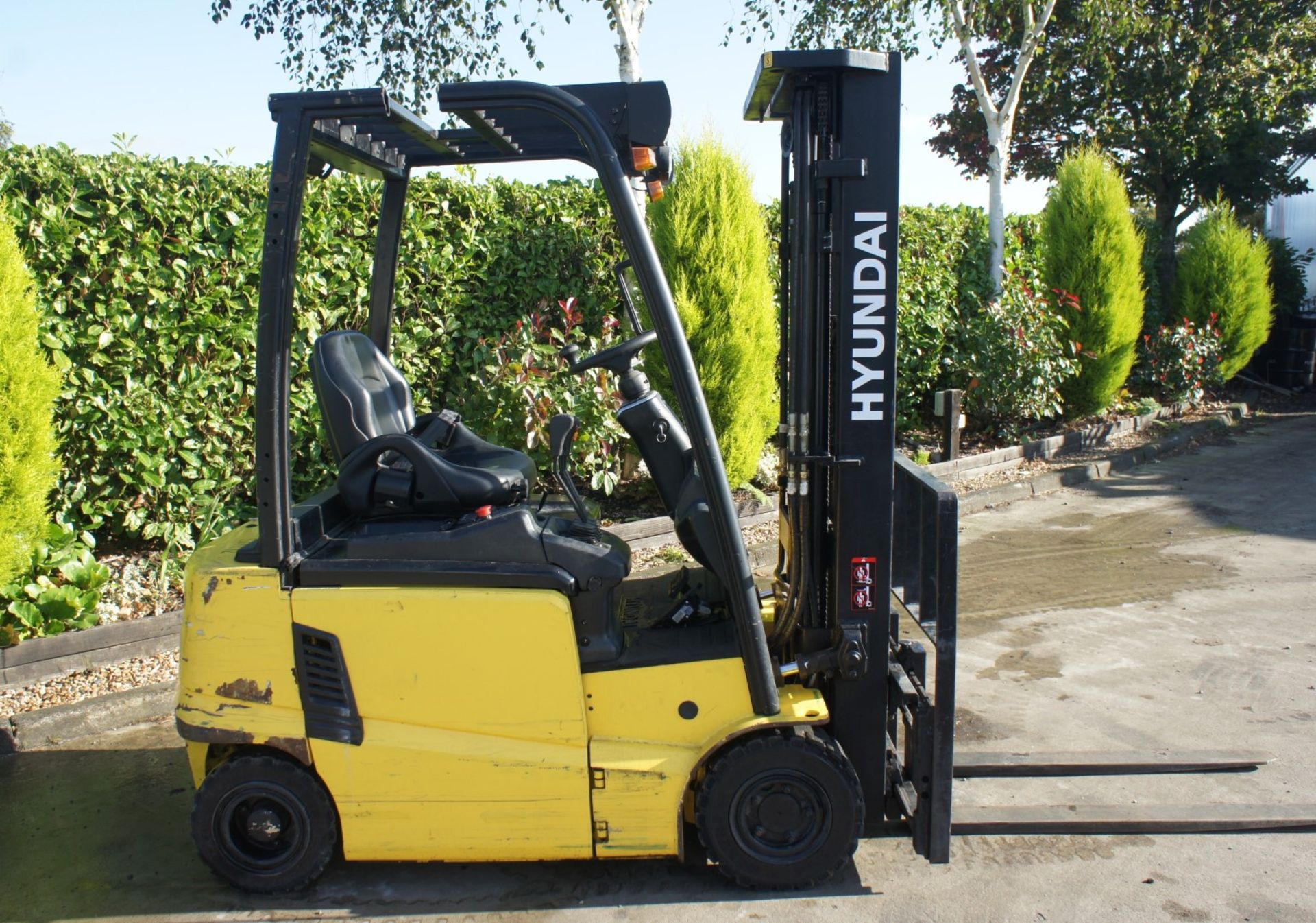 2016 Hyundai 16B-9 Electric Forklift, 1370kg rated capacity, container spec triple mast, 4750mm lift - Image 2 of 17