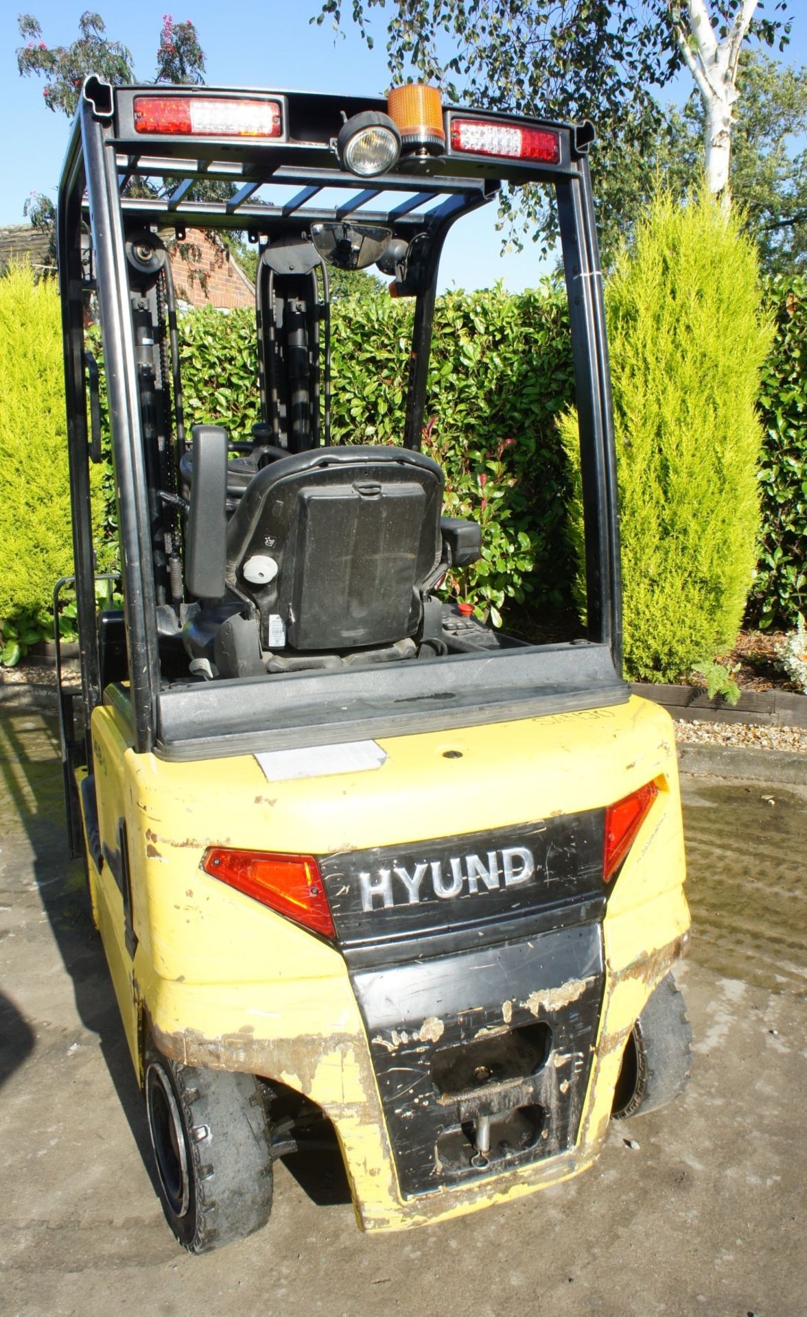 2016 Hyundai 16B-9 Electric Forklift, 1370kg rated capacity, container spec triple mast, 4750mm lift - Image 9 of 18