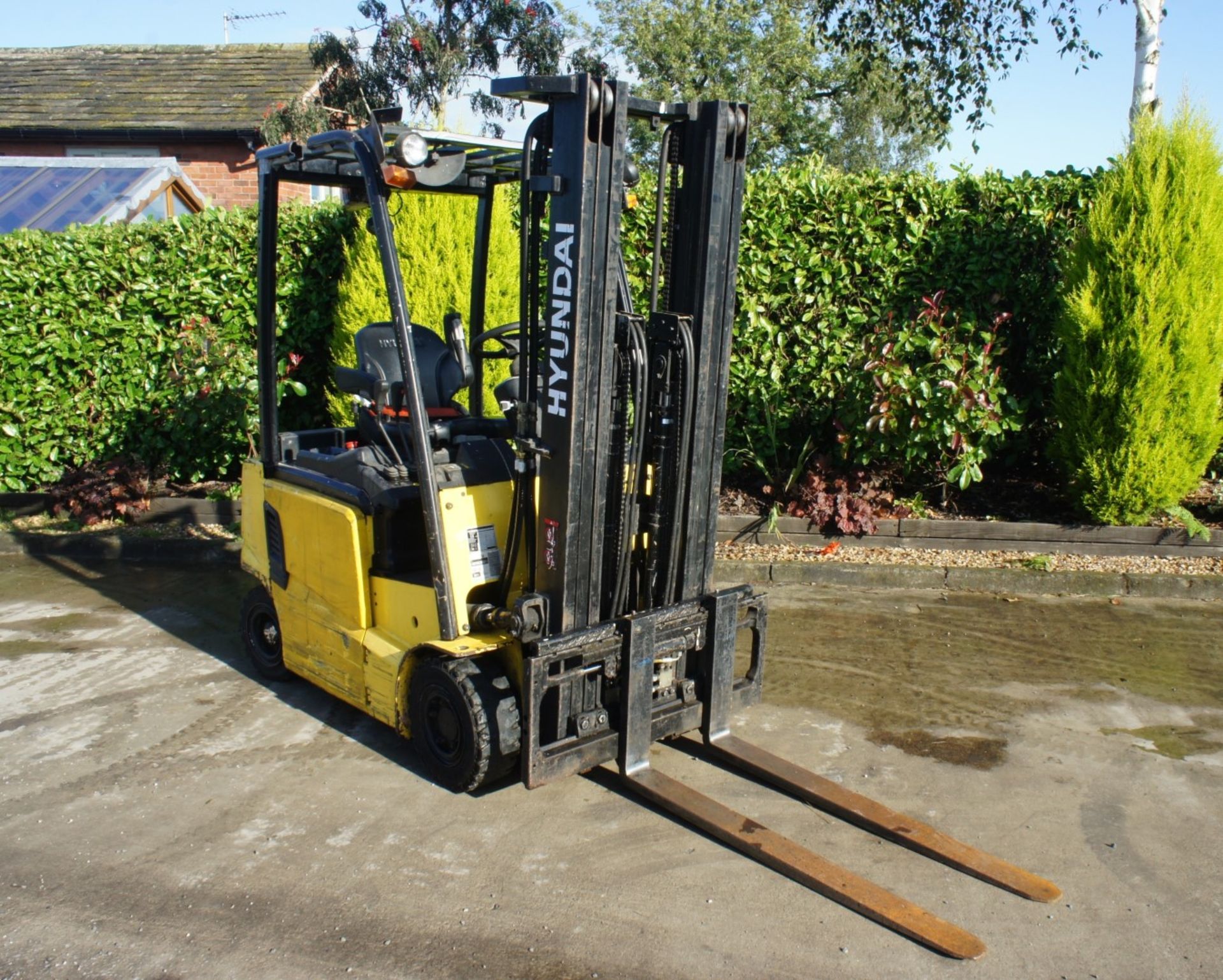 2016 Hyundai 16B-9 Electric Forklift, 1370kg rated capacity, container spec triple mast, 4750mm lift