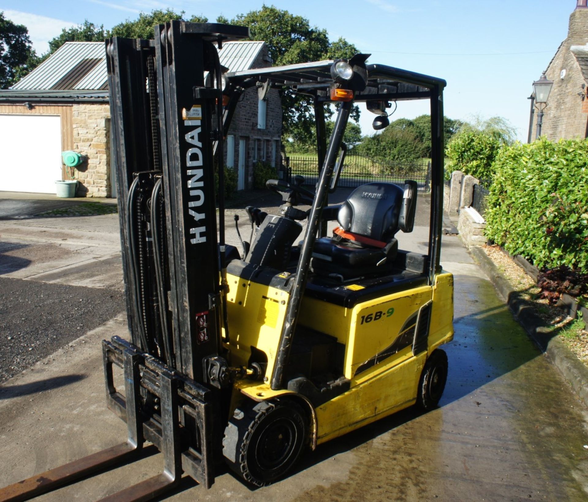 2016 Hyundai 16B-9 Electric Forklift, 1370kg rated capacity, container spec triple mast, 4750mm lift - Image 6 of 18