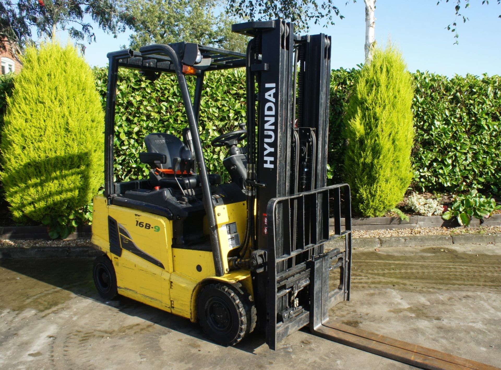 2016 Hyundai 16B-9 Electric Forklift, 1370kg rated capacity, container spec triple mast, 4750mm lift - Image 2 of 18