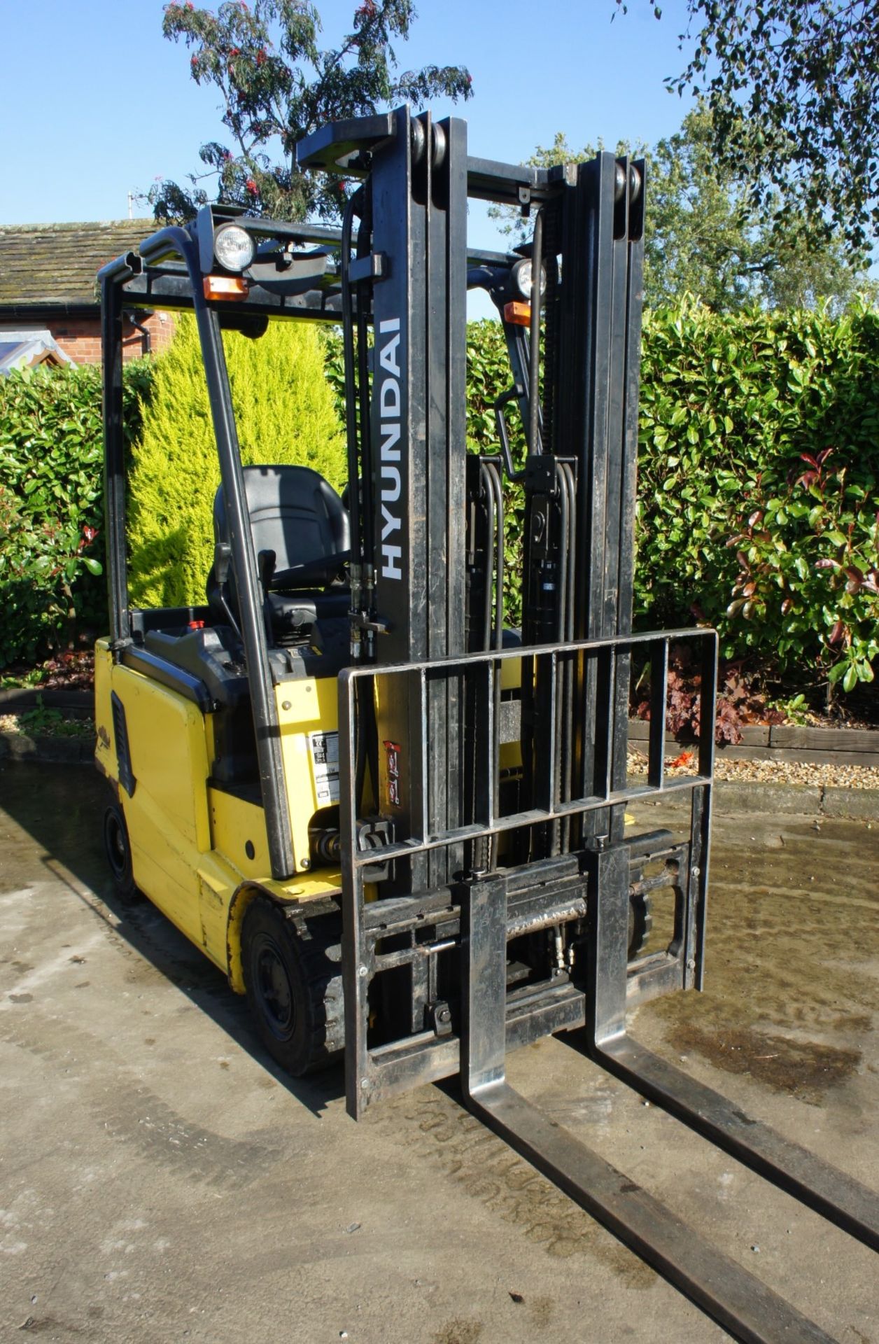 2016 Hyundai 16B-9 Electric Forklift, 1370kg rated capacity, container spec triple mast, 4750mm lift - Image 3 of 17