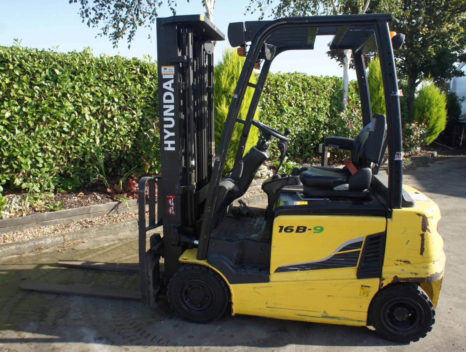 2016 Hyundai 16B-9 Electric Forklift, 1370kg rated capacity, container spec triple mast, 4750mm lift - Image 7 of 18