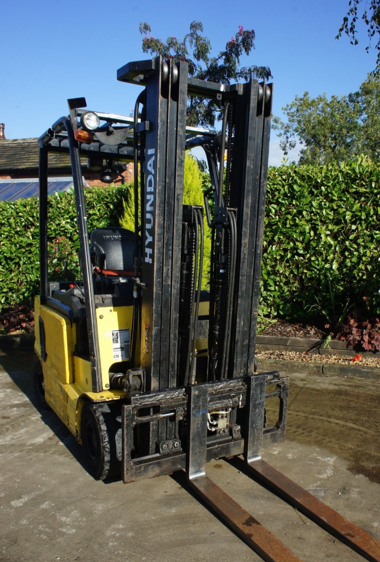 2016 Hyundai 16B-9 Electric Forklift, 1370kg rated capacity, container spec triple mast, 4750mm lift - Image 4 of 18