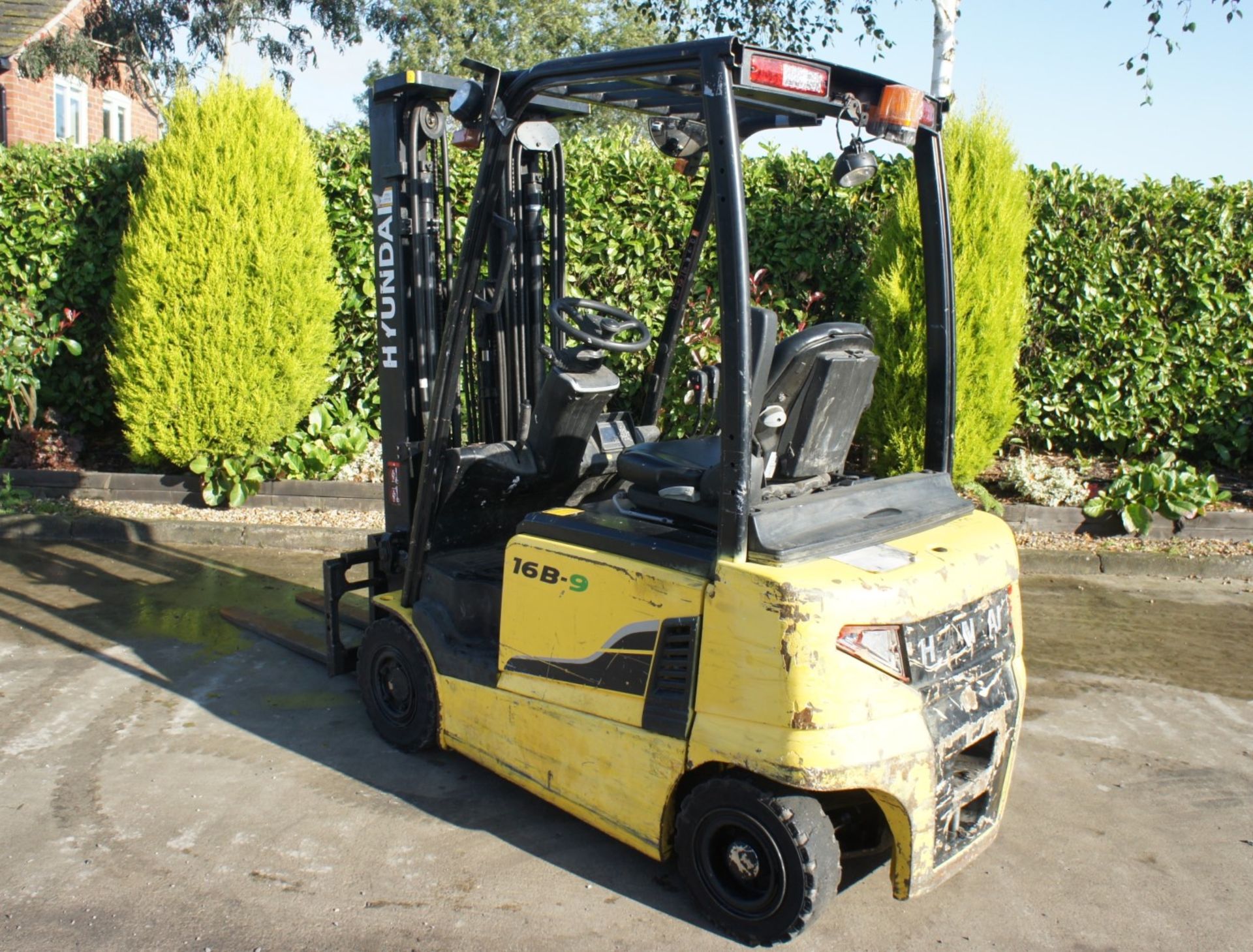 2016 Hyundai 16B-9 Electric Forklift, 1370kg rated capacity, container spec triple mast, 4750mm lift - Image 7 of 18