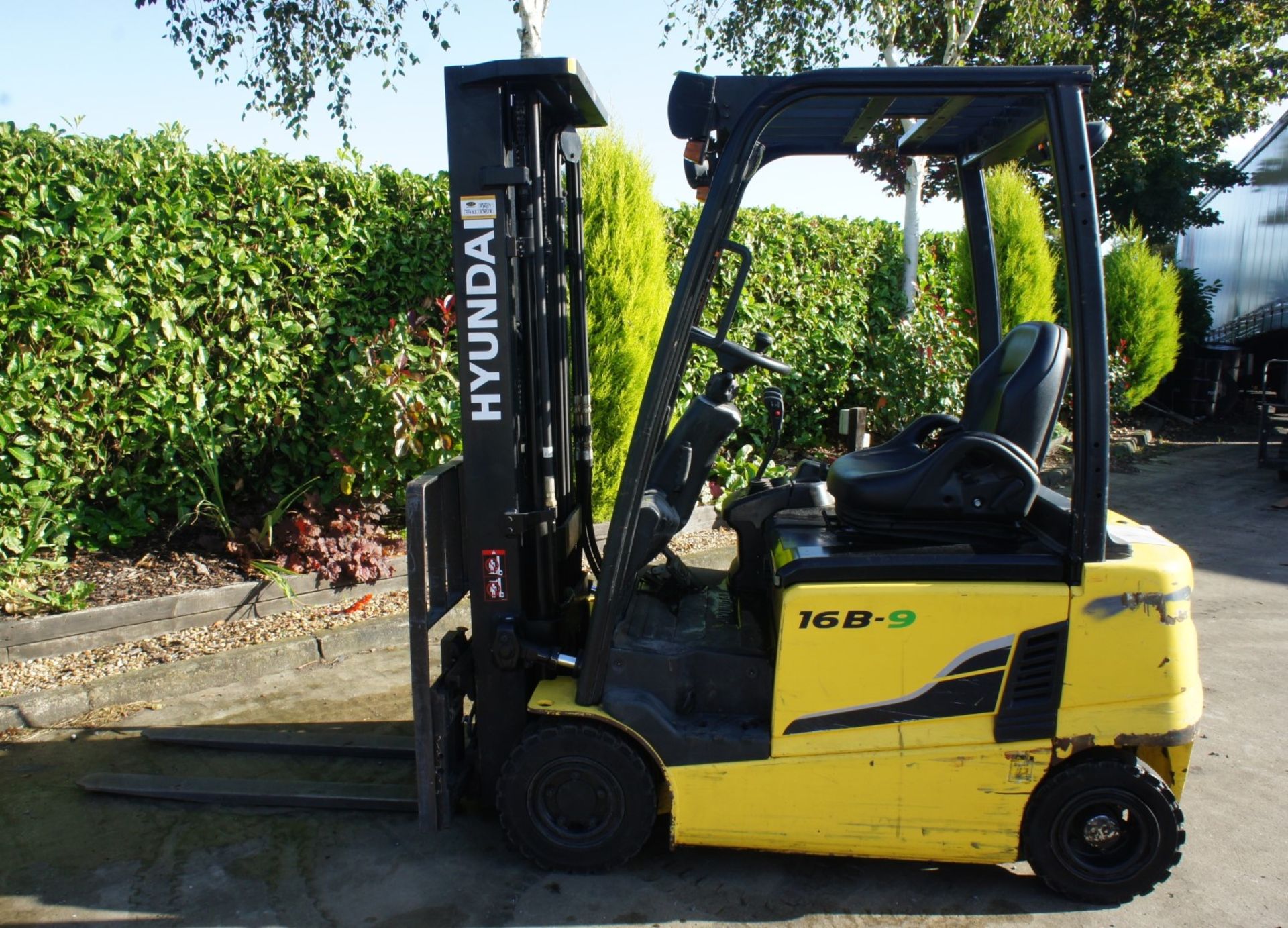 2016 Hyundai 16B-9 Electric Forklift, 1370kg rated capacity, container spec triple mast, 4750mm lift - Image 6 of 17