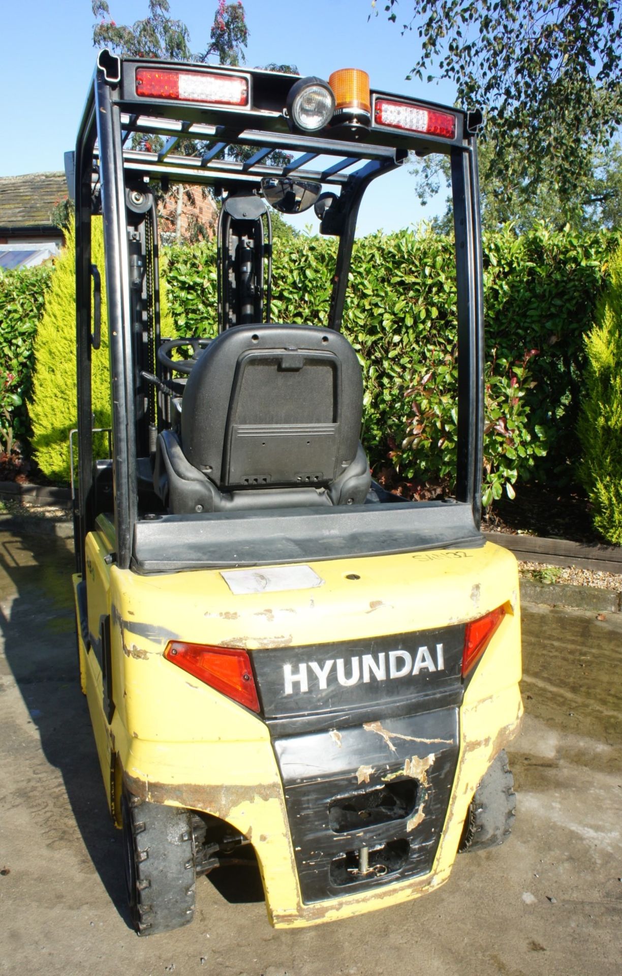 2016 Hyundai 16B-9 Electric Forklift, 1370kg rated capacity, container spec triple mast, 4750mm lift - Image 7 of 17