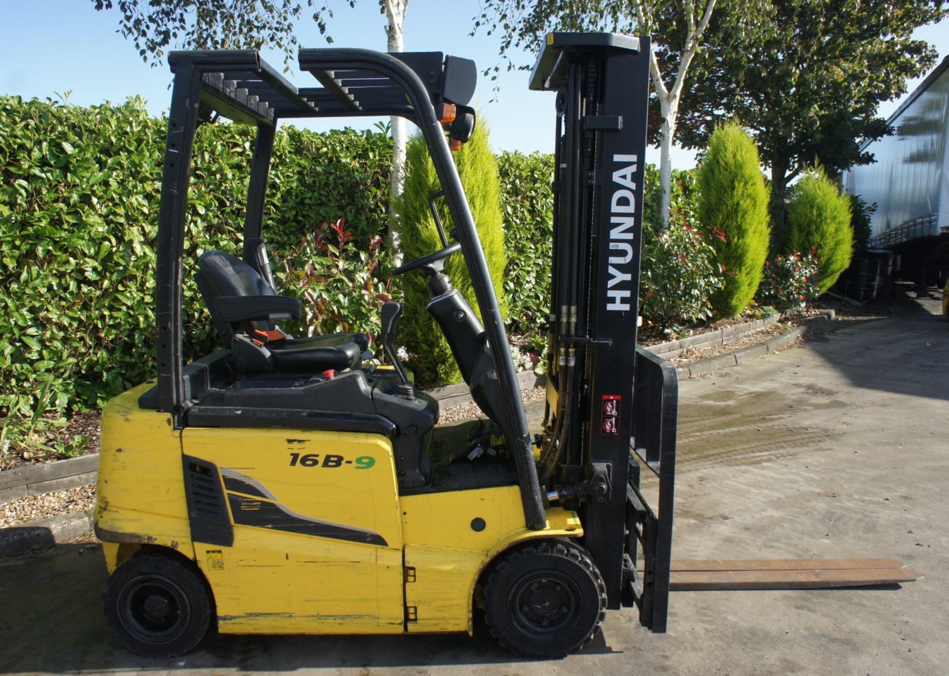 2016 Hyundai 16B-9 Electric Forklift, 1370kg rated capacity, container spec triple mast, 4750mm lift - Image 3 of 18