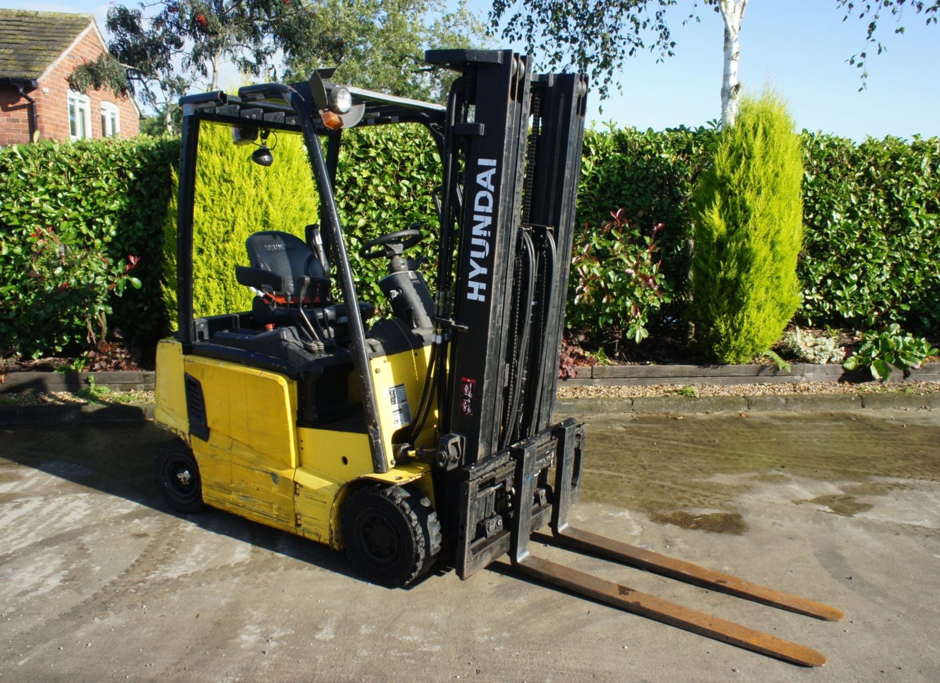 2016 Hyundai 16B-9 Electric Forklift, 1370kg rated capacity, container spec triple mast, 4750mm lift - Image 2 of 18