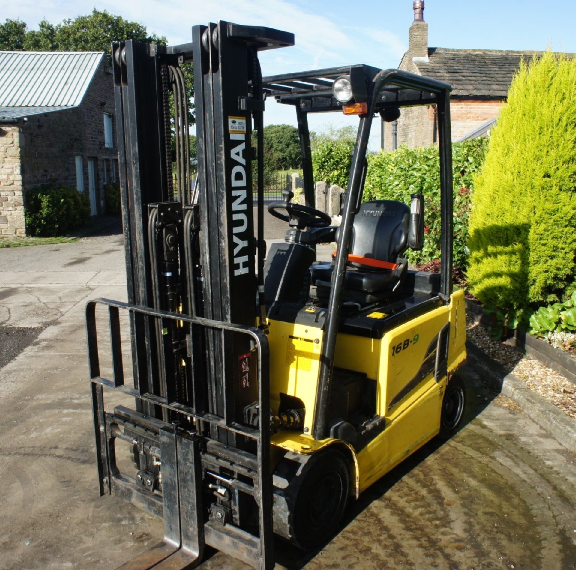 2016 Hyundai 16B-9 Electric Forklift, 1370kg rated capacity, container spec triple mast, 4750mm lift - Image 6 of 18