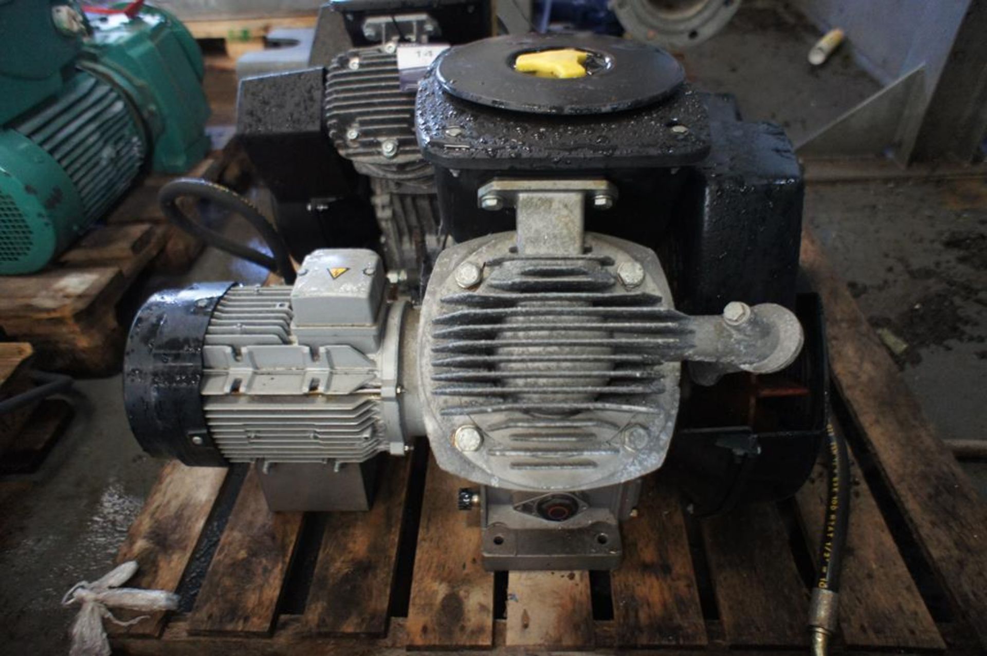 Atlas Copco LT2215UV twin piston air compressor - Image 4 of 4