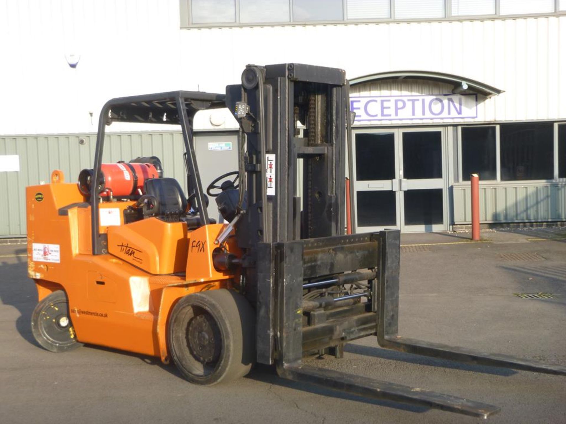 Hoist F9X Gas Powered Forklift Truck - Image 2 of 14