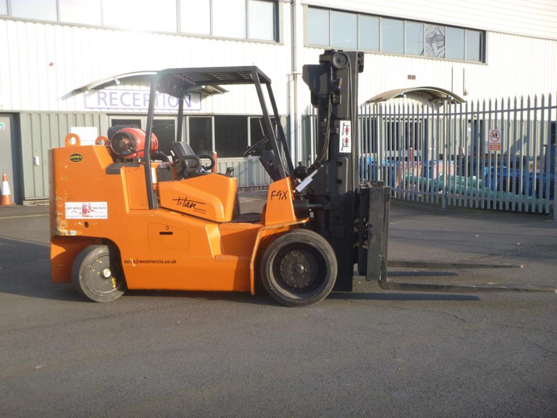 Hoist F9X Gas Powered Forklift Truck - Image 3 of 14