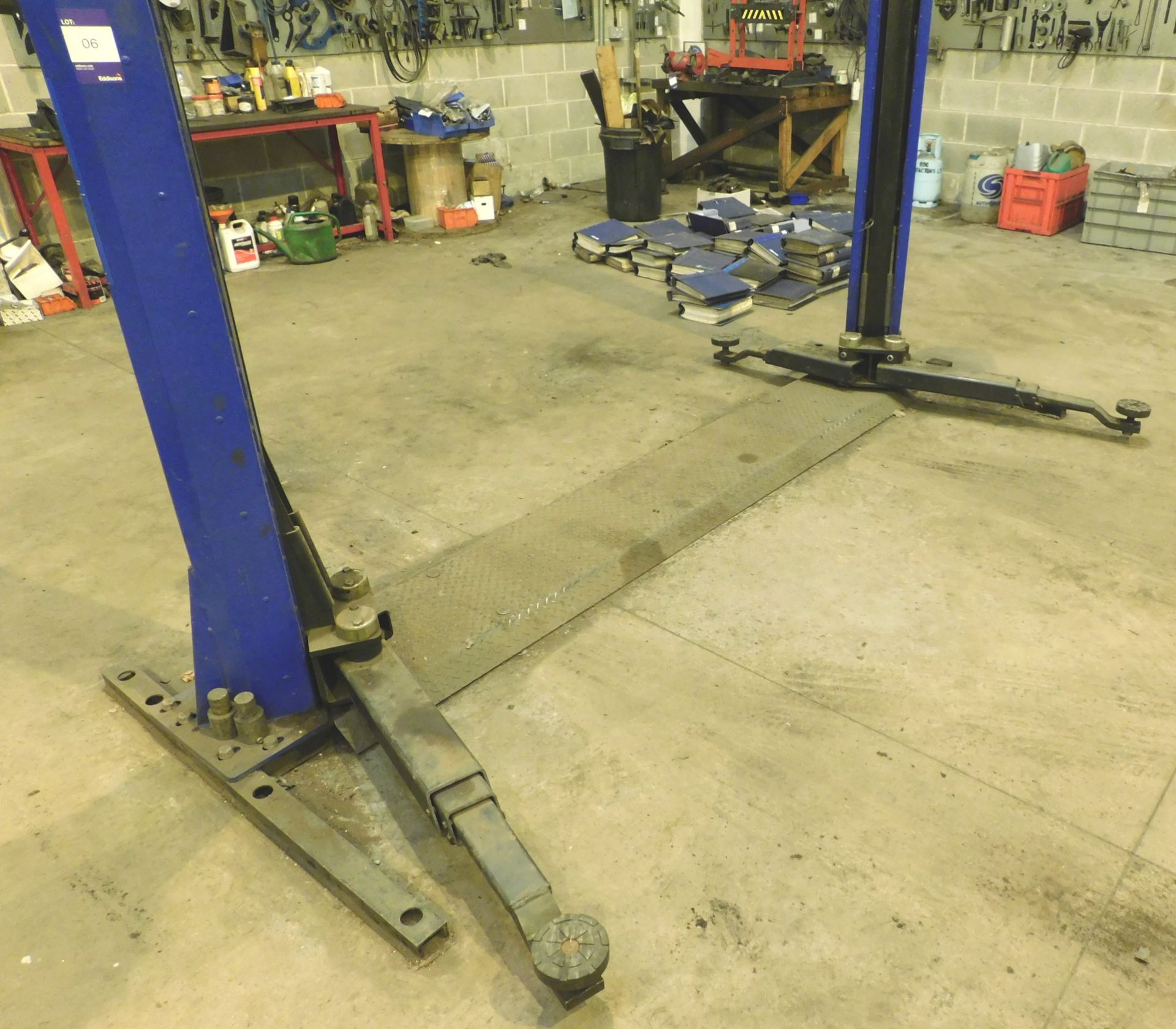 Tecalemit Azur SF8909 2 post vehicle lift, Capacity 3000KG, Serial Number 79962, Year 2012 - (Risk - Image 2 of 3