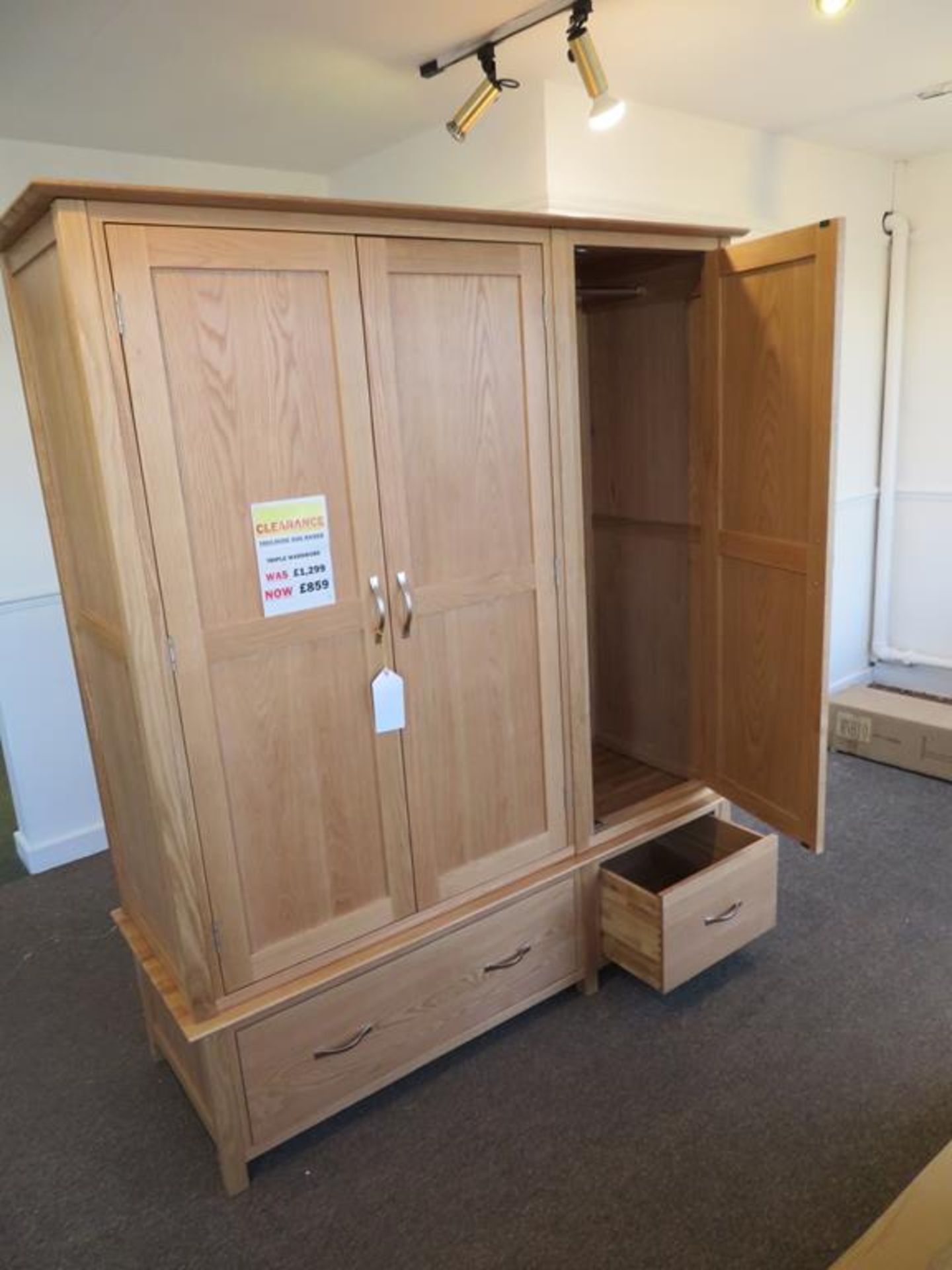 A Toulouse Range Triple Door Oak Wardrobe - Image 4 of 4