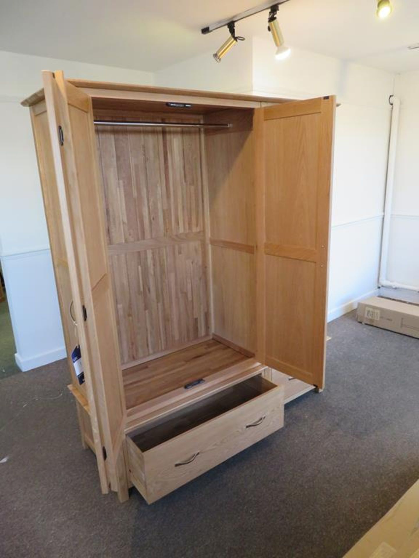 A Toulouse Range Triple Door Oak Wardrobe - Image 3 of 4