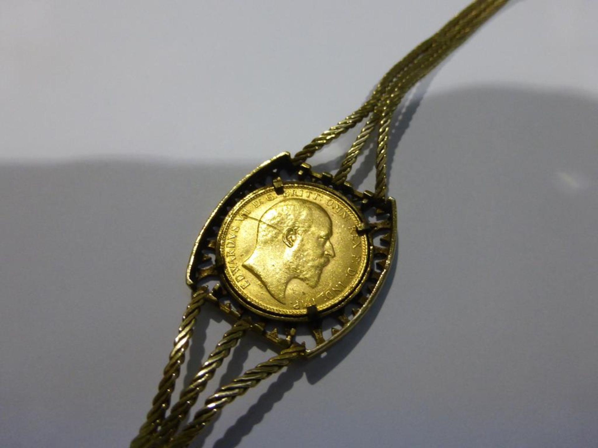 A 1908 Sovereign Mounted to a 9ct Gold Bracelet - Image 3 of 4