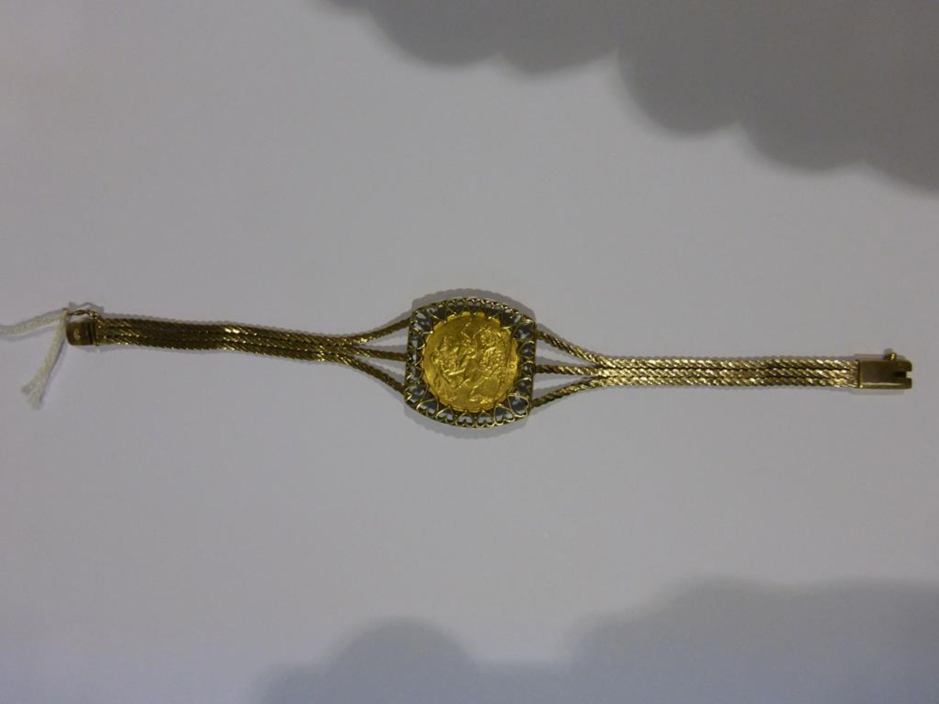 A 1908 Sovereign Mounted to a 9ct Gold Bracelet