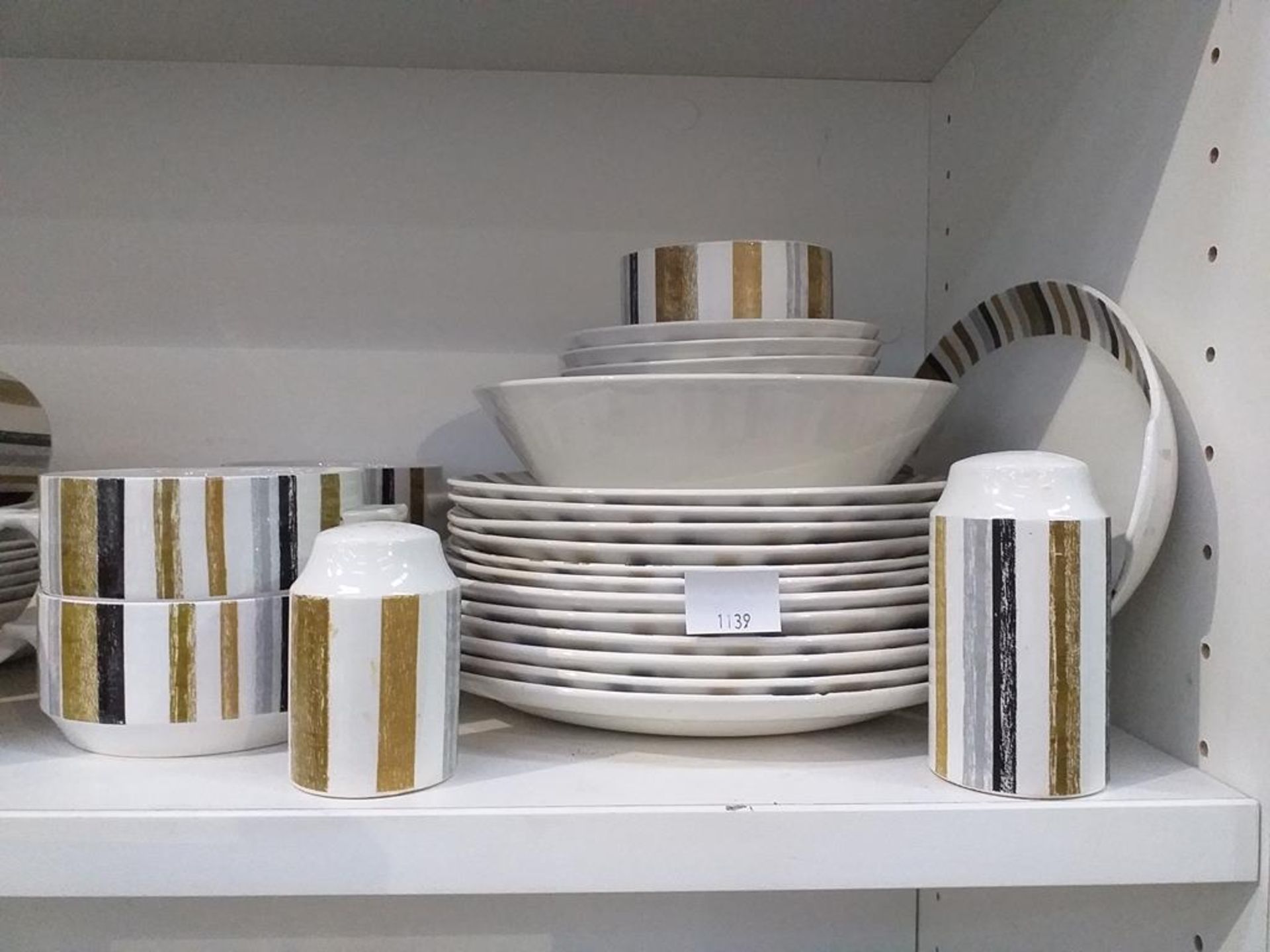 Shelf of 'Midwinter' Tableware - Image 4 of 5