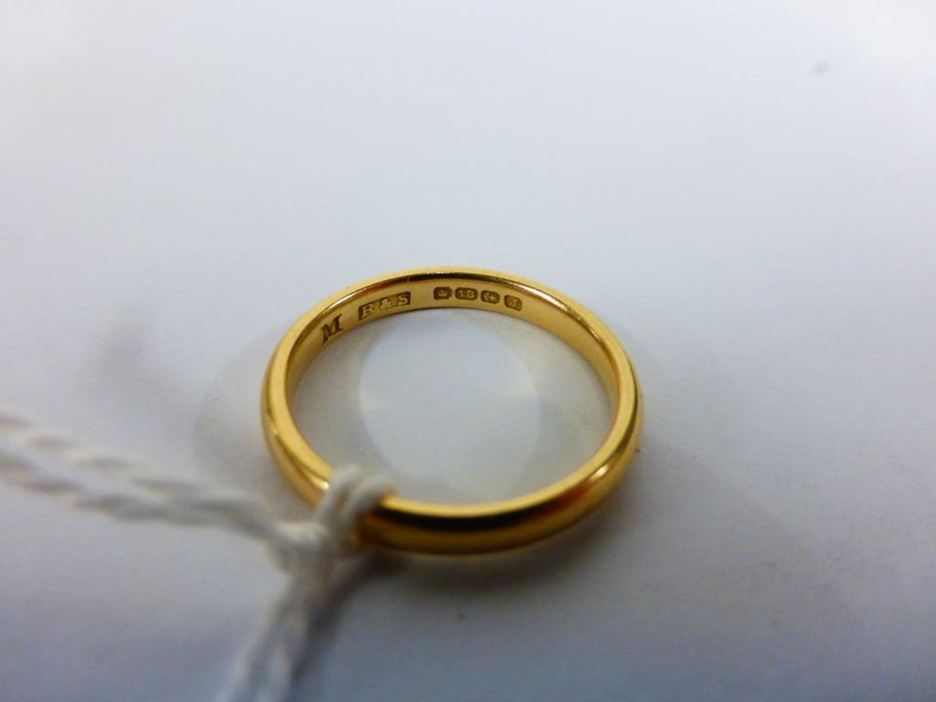 An 18ct Gold Wedding Band - Image 2 of 2