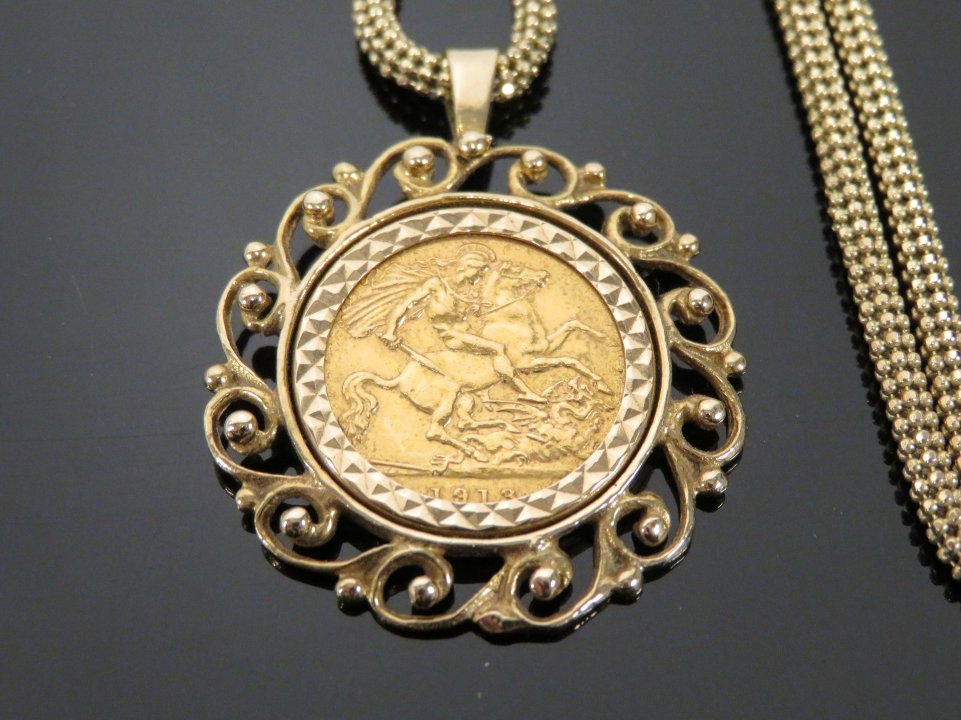 1913 Half Sovereign mounted on gold chain - Image 2 of 5