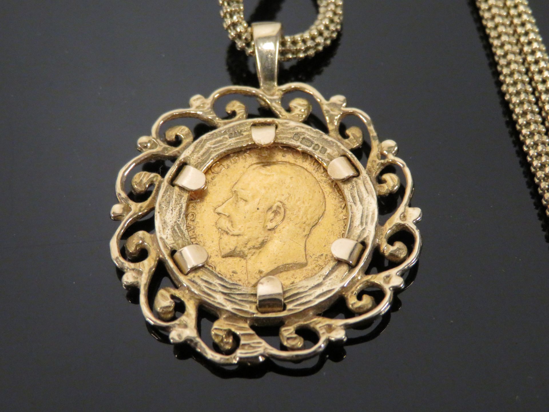 1913 Half Sovereign mounted on gold chain - Image 3 of 5