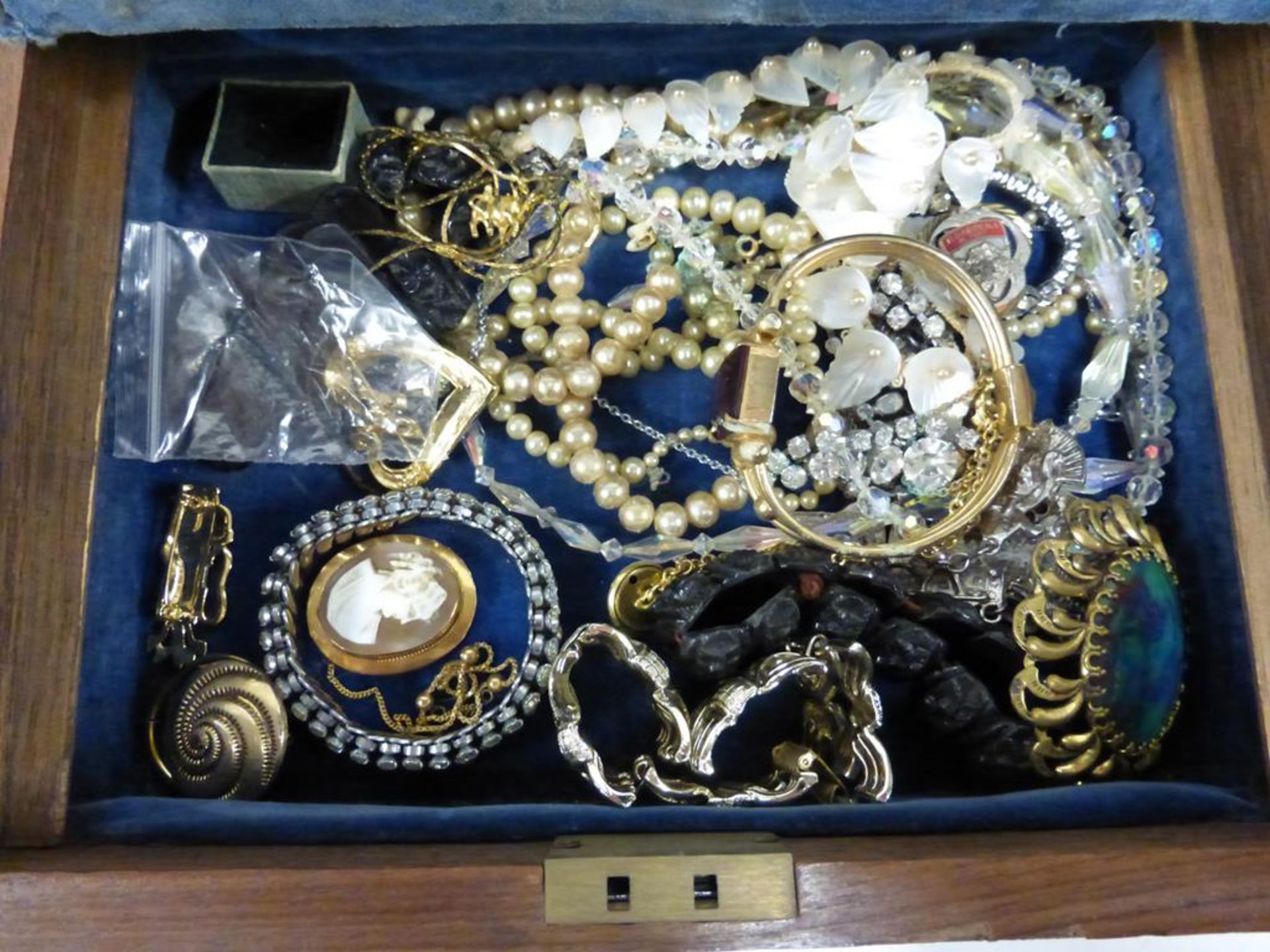 A Jewellery Box with Assorted Jewellery - Image 4 of 5