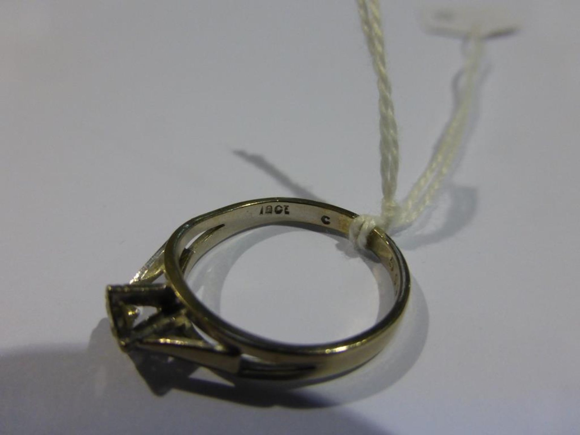 An 18ct White Gold Solitare Diamond Ring - Image 2 of 3